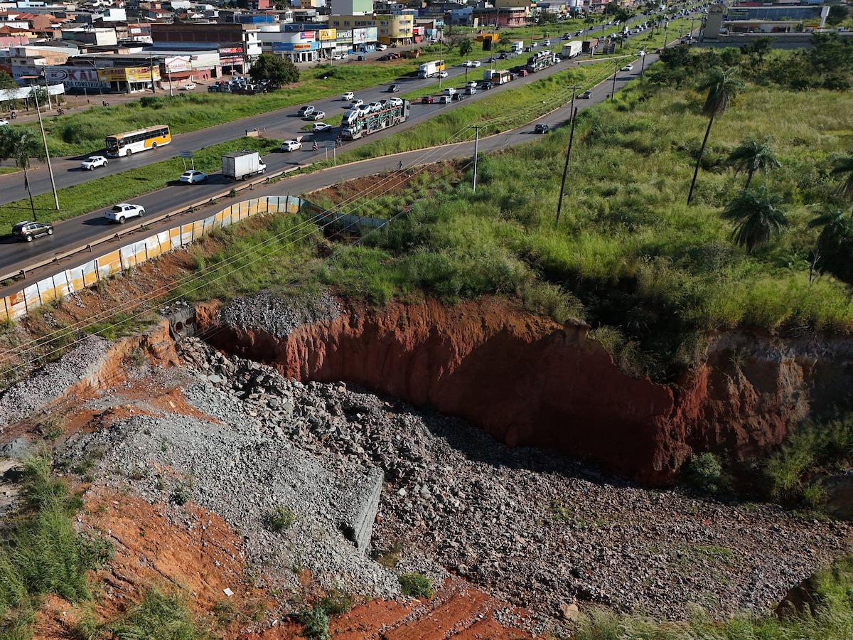 Dnit interdita marginal da BR-040, no Entorno, onde avança voçoroca gigante