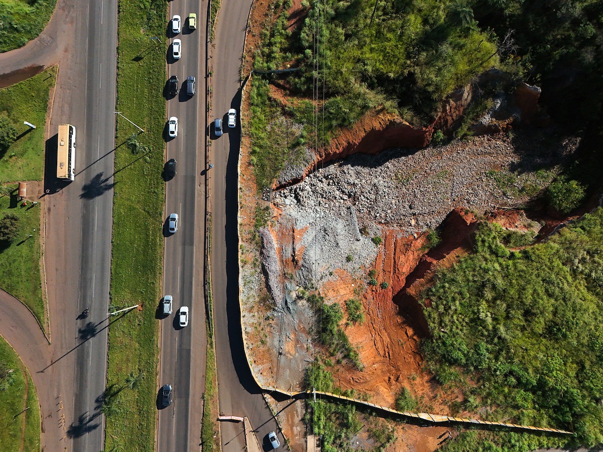 Obra às margens da BR-040 para conter voçoroca deve ficar pronta em 6 meses
