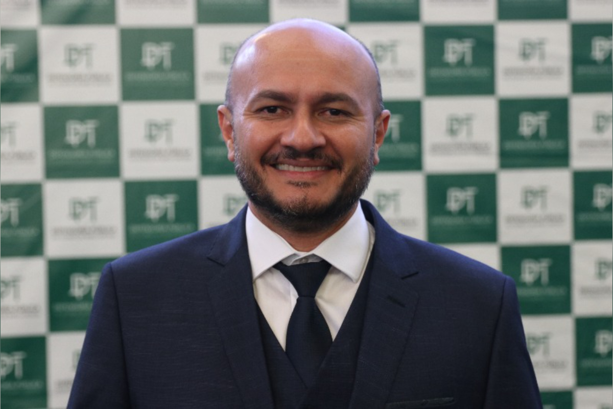 Defensor lê Bíblia e cobra “submissão” de servidora em reunião