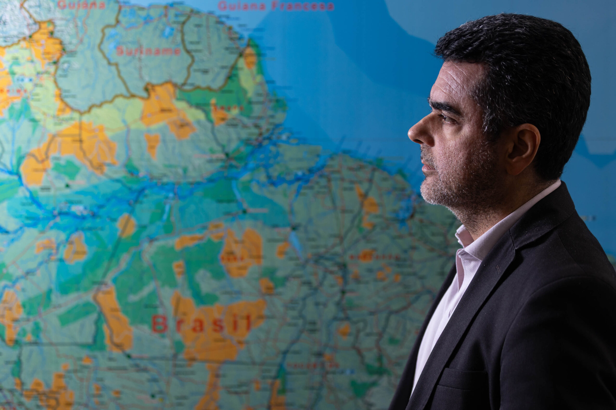 Segundo ele, as facções brasileiras exercem uma espécie de “governança criminal” em áreas sob sua influência
