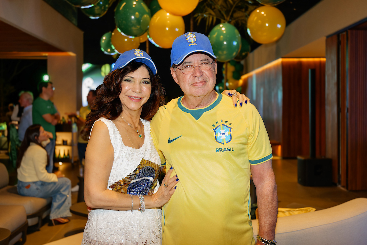 Vera Carla e Eustáquio Silveira recebem amigos para torcer pelo Brasil 16 Cena da recepção no Lago Sul