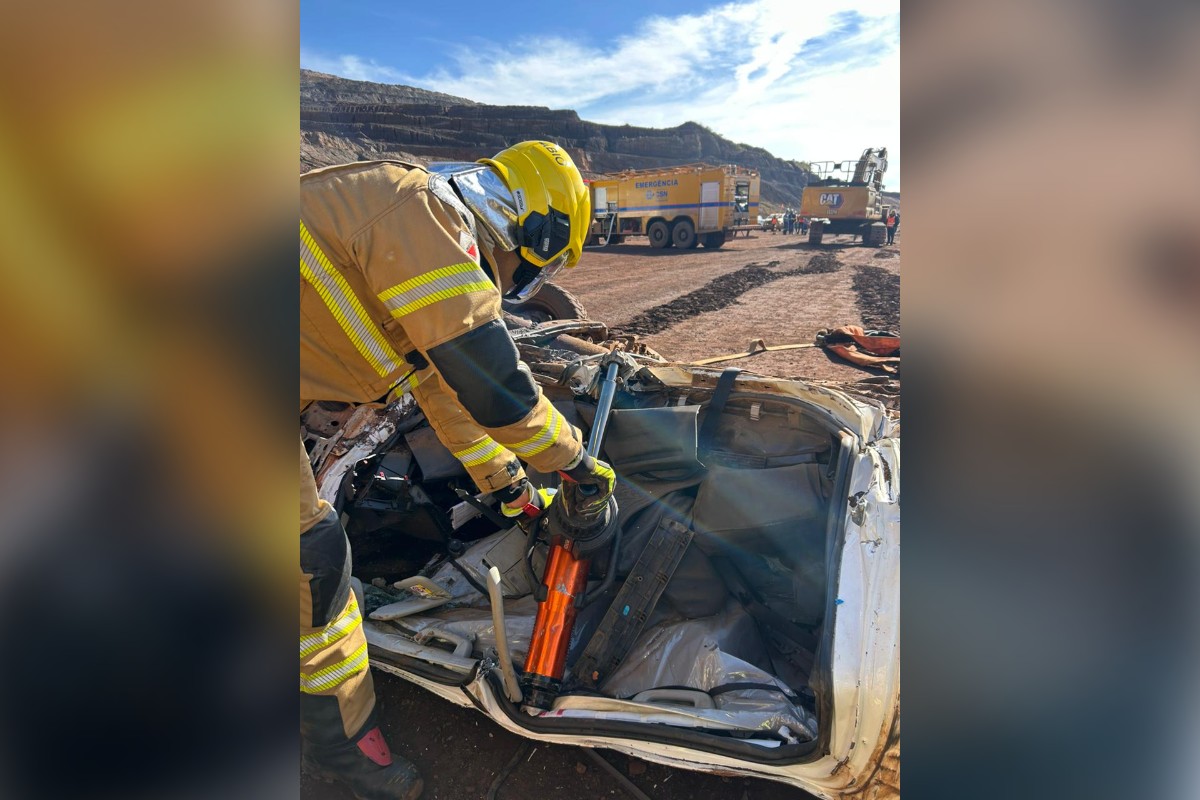 Caminhão-pipa sobe em caminhonete e mata trabalhador esmagado em MG 13 Motorista da caminhonete ficou preso