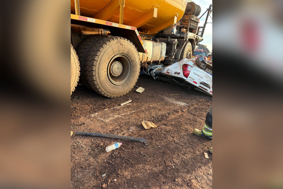 Caminhão-pipa sobe em caminhonete e mata trabalhador esmagado em MG 11 Caminhão-pipa desgovernado atingiu a caminhonete