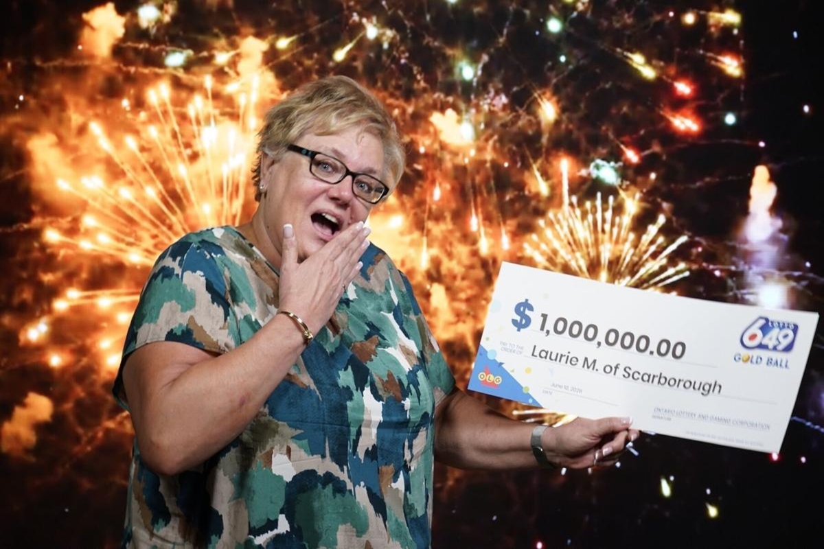 Com bilhete de loteria esquecido na bolsa, mulher ganha R$ 5 milhões