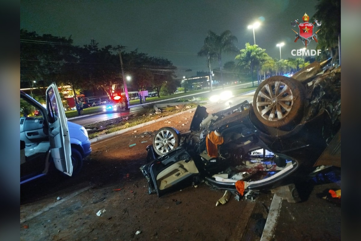 Carro capota após colisão com poste e deixa ferido preso