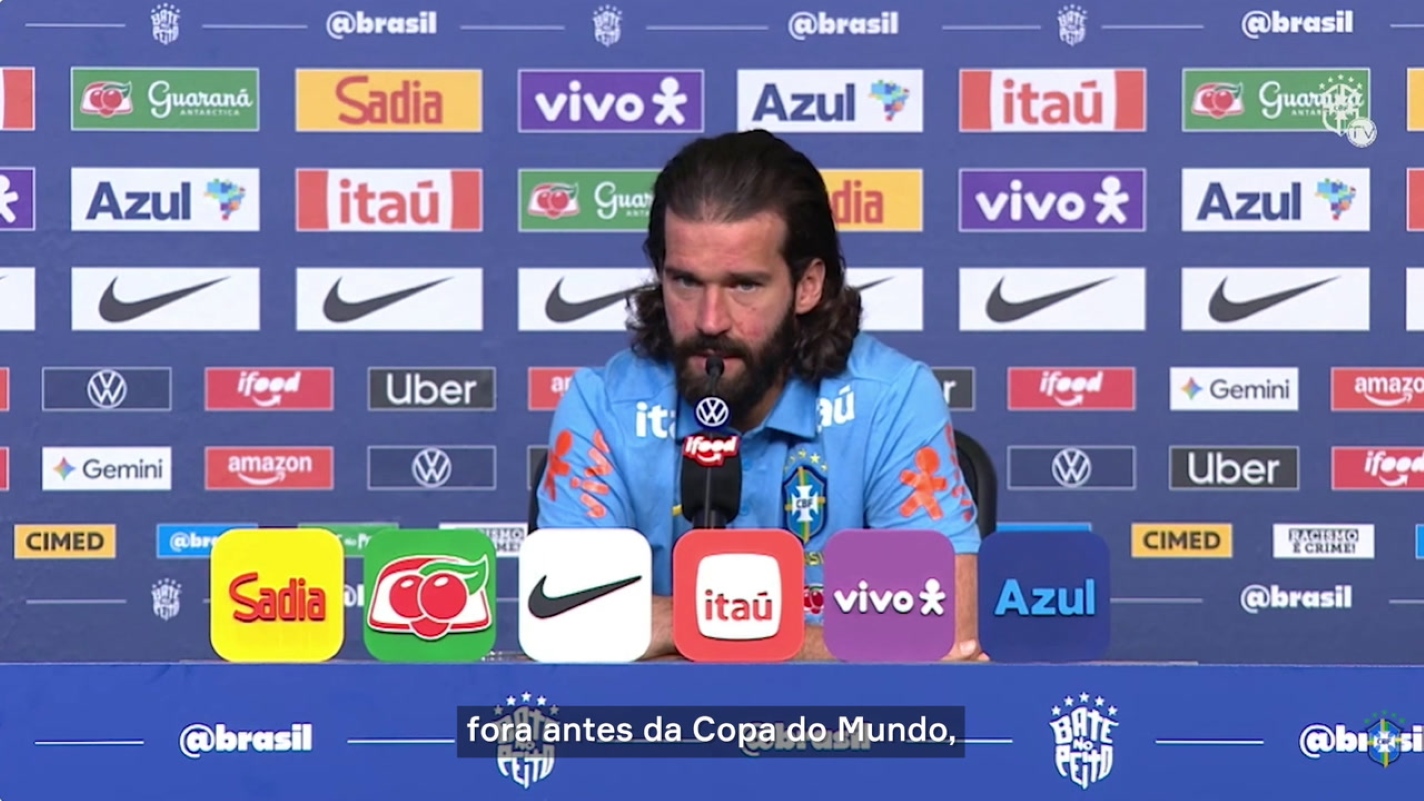 Alisson durante treino da Seleção Brasileira