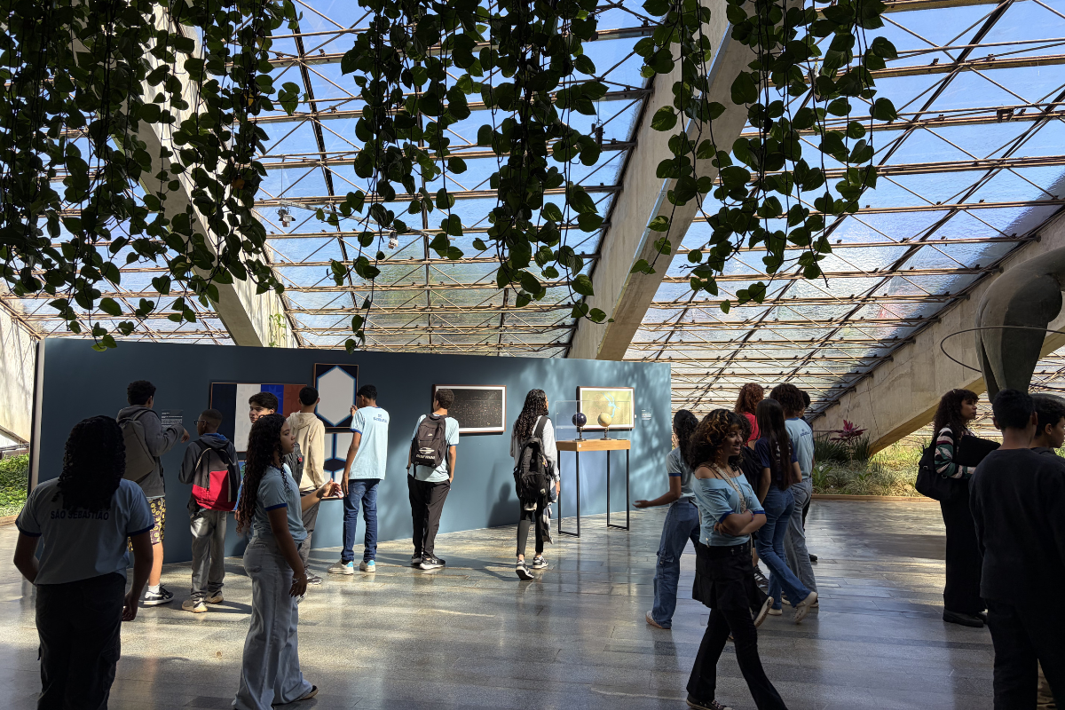Alunos de São Sebastião conhecem a mostra Constelações Contemporâneas