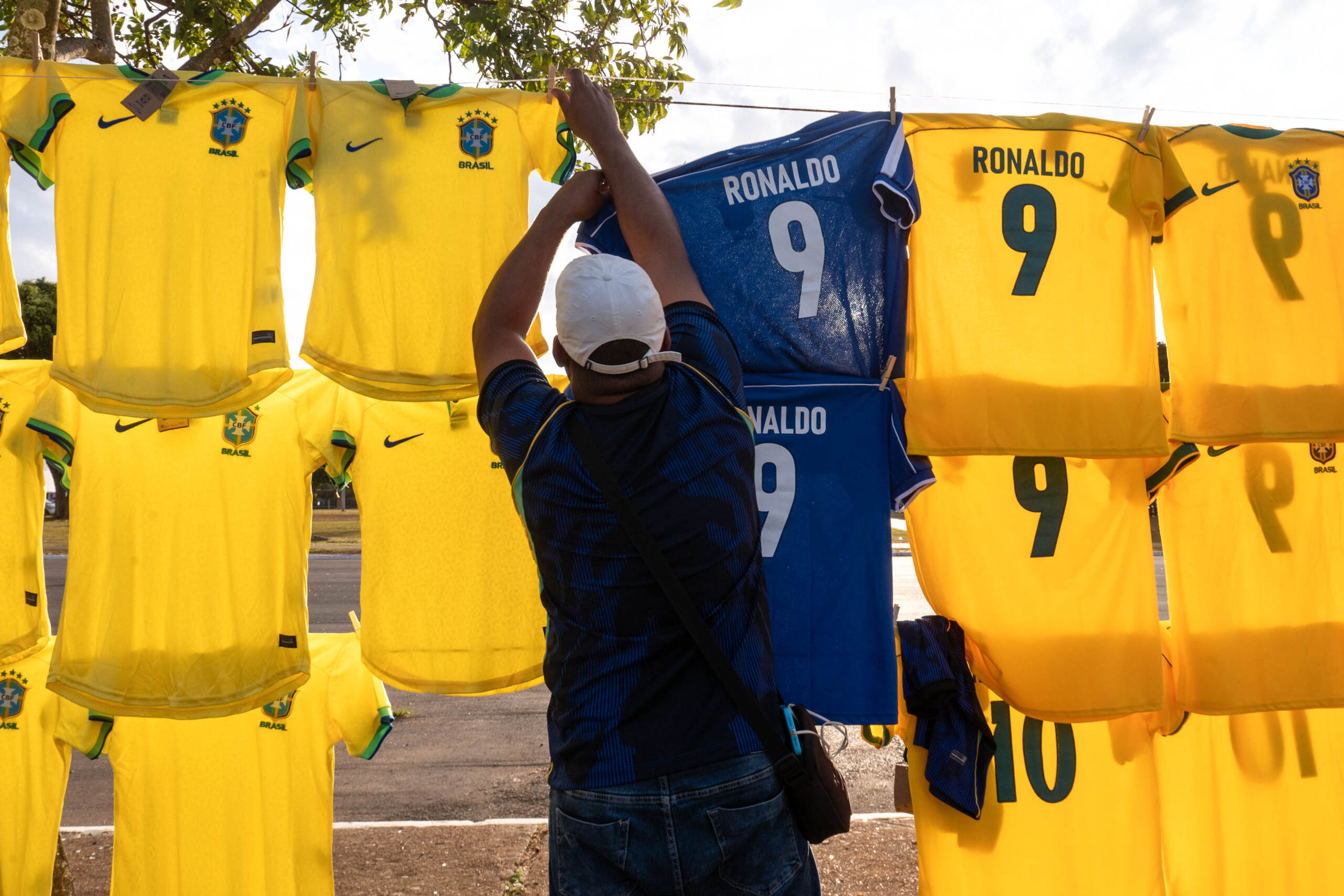 Ambulantes vendem camisas da Seleção Brasileira e movimenta as vendas antes da Copa do Mundo na região central de Brasília metropoles 1