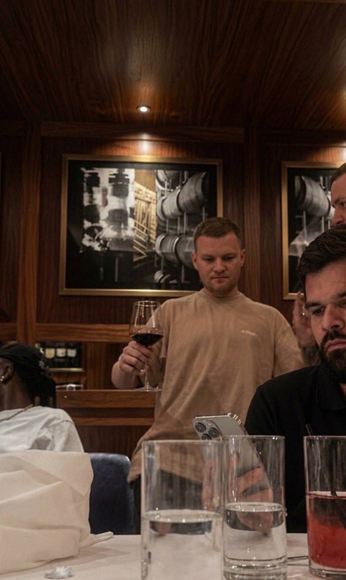 Virginia jantou com os amigos de Vini Jr. nos EUA. Duda Freire, amiga da influenciadora, deixou escapar a presença do jogador no local - Metrópoles