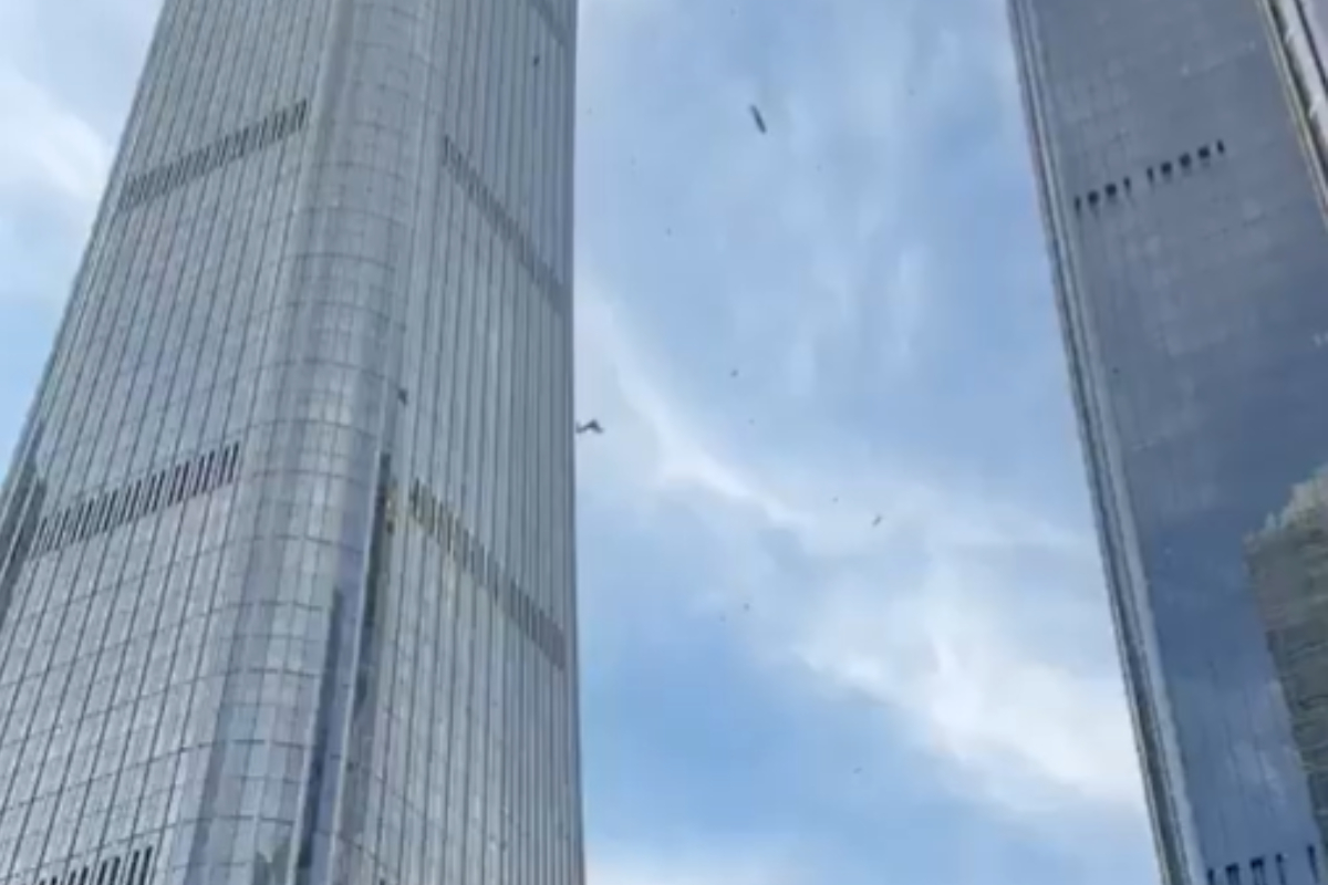 China: avião de pequeno porte bate no arranha-céu mais alto de Pequim