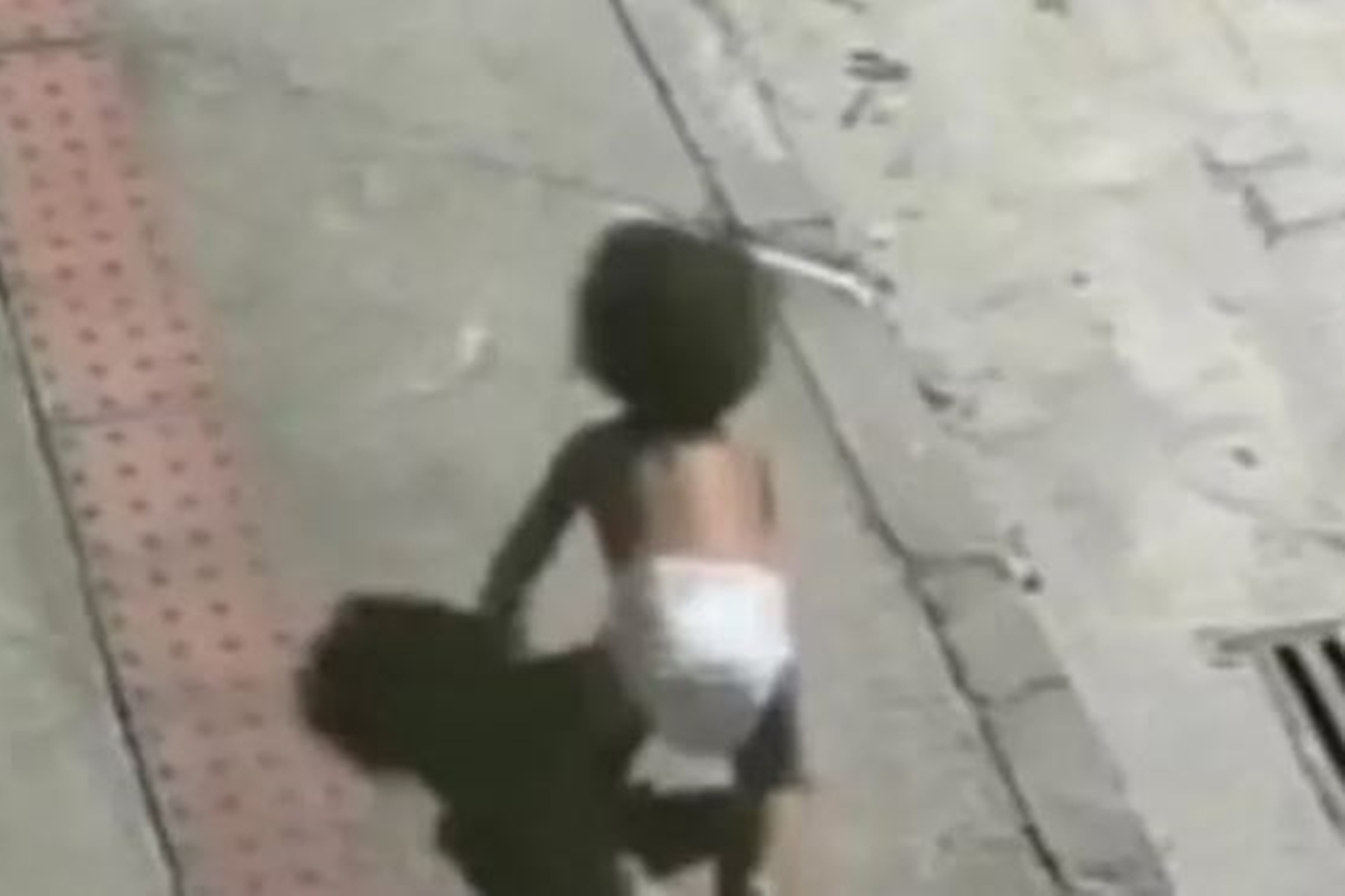 "Estava gelada", diz motoboy que achou bebê de 1 ano perdida na rua