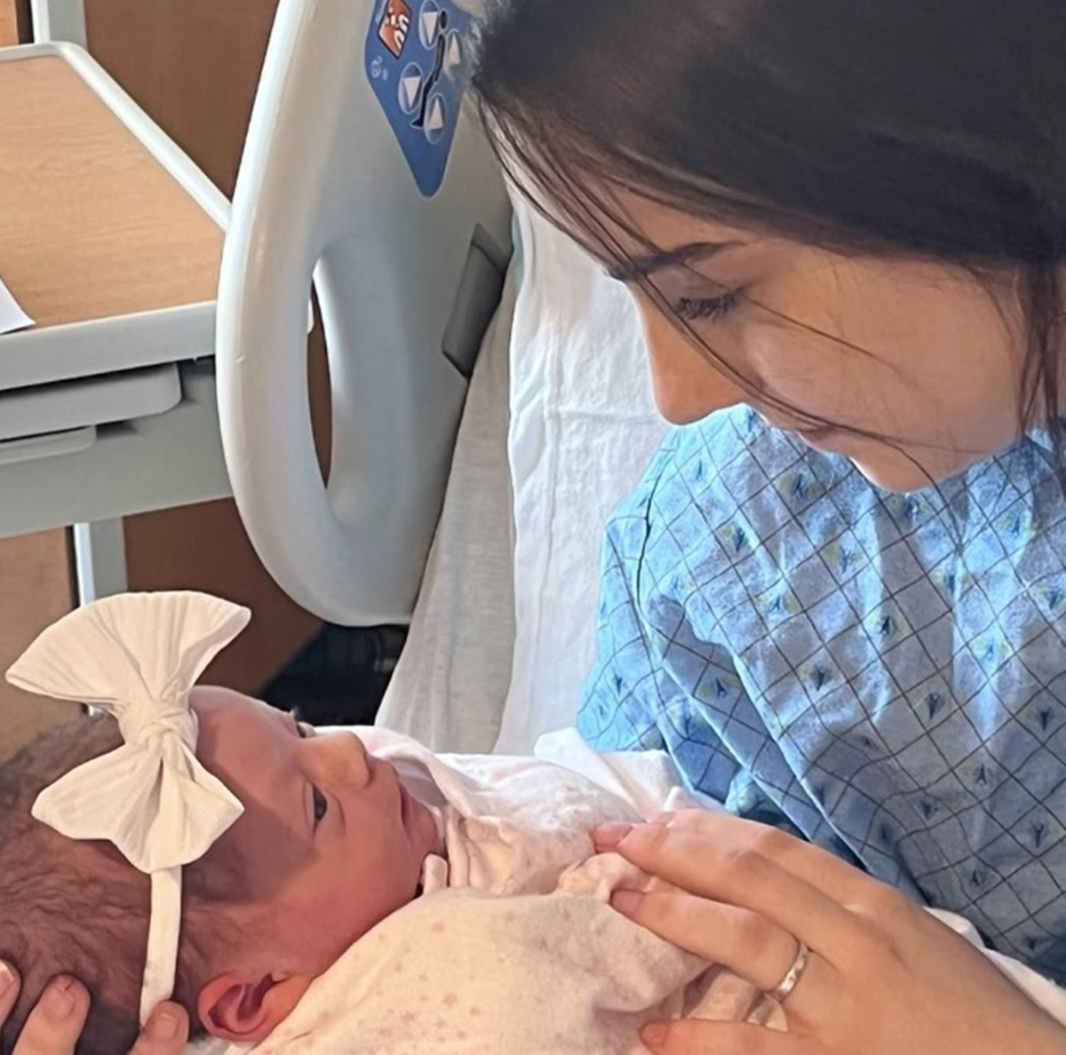 Bella Davis com sua primeira filha que tem, atualmente três anos