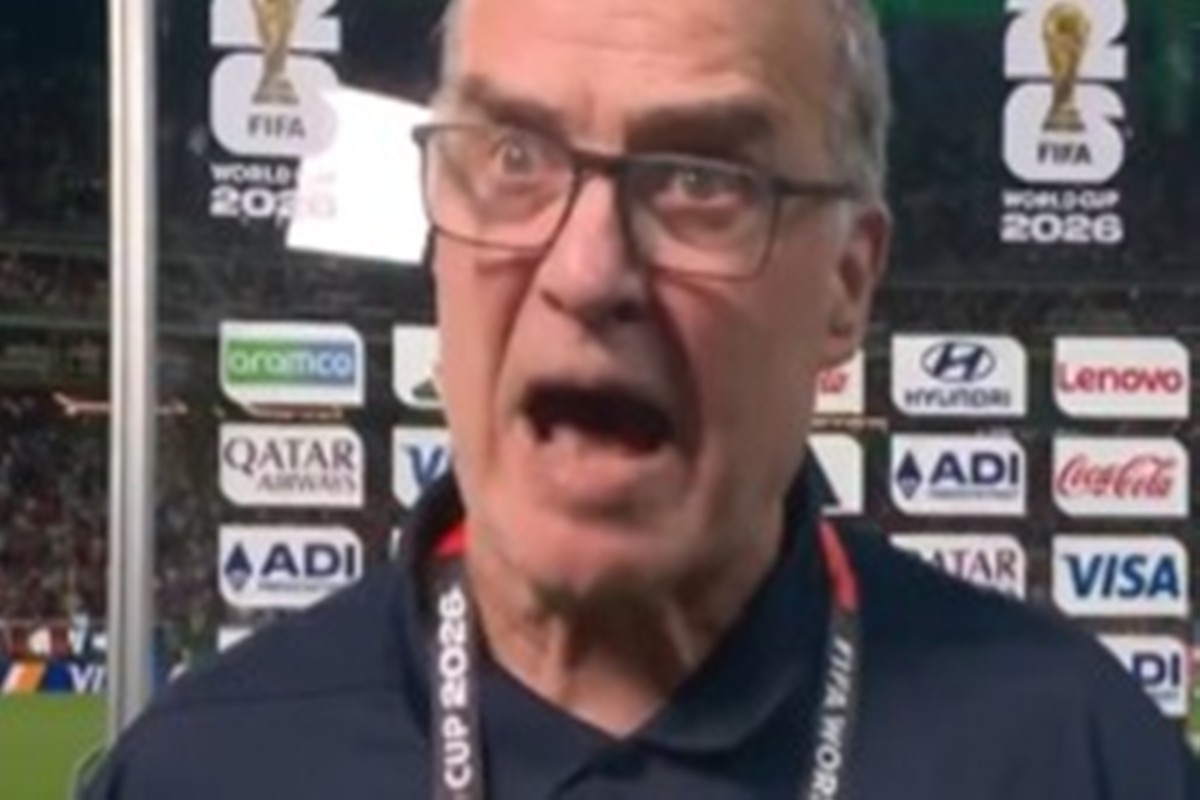 Bielsa grita com repórter após eliminação do Uruguai na Copa do Mundo
