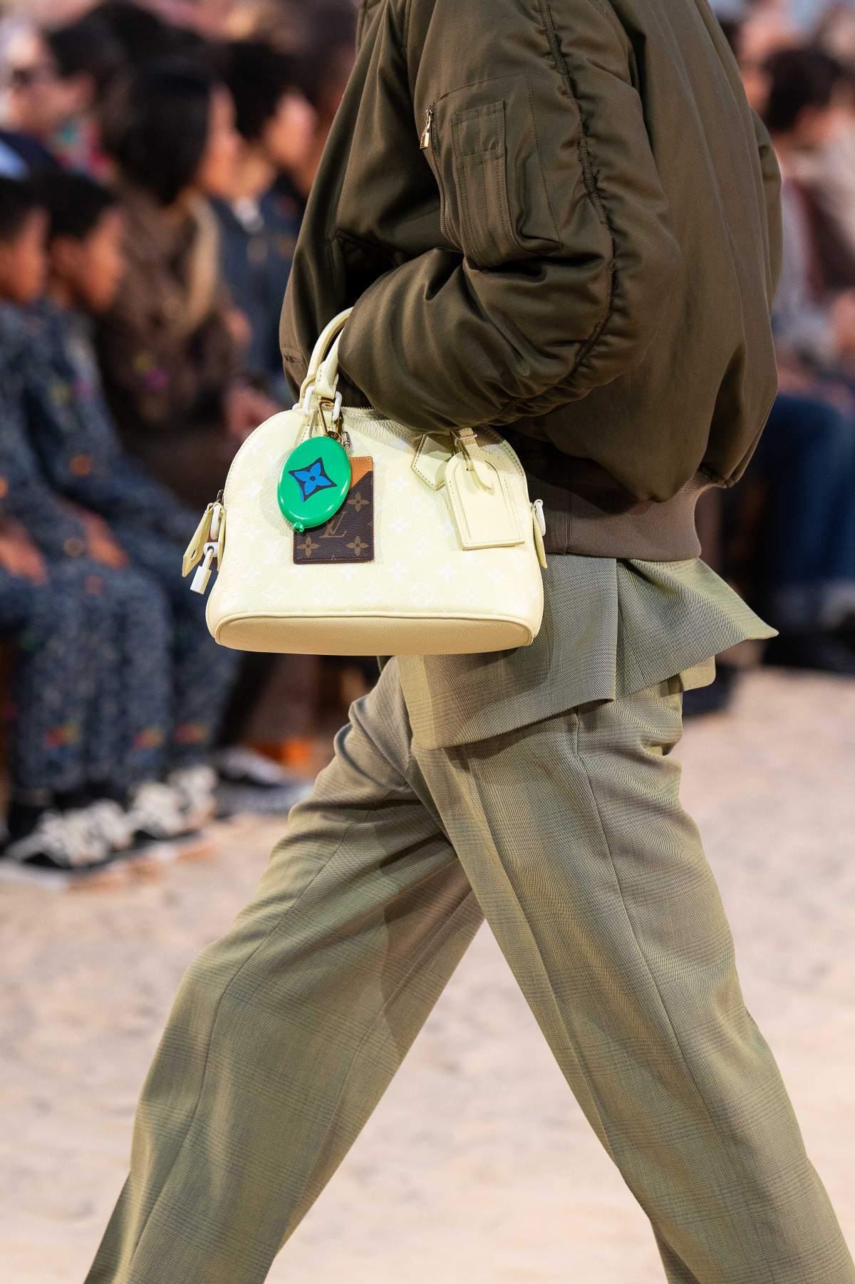 foto com cor. desfile louis vuitton semana de moda masculina de paris - metrópoles