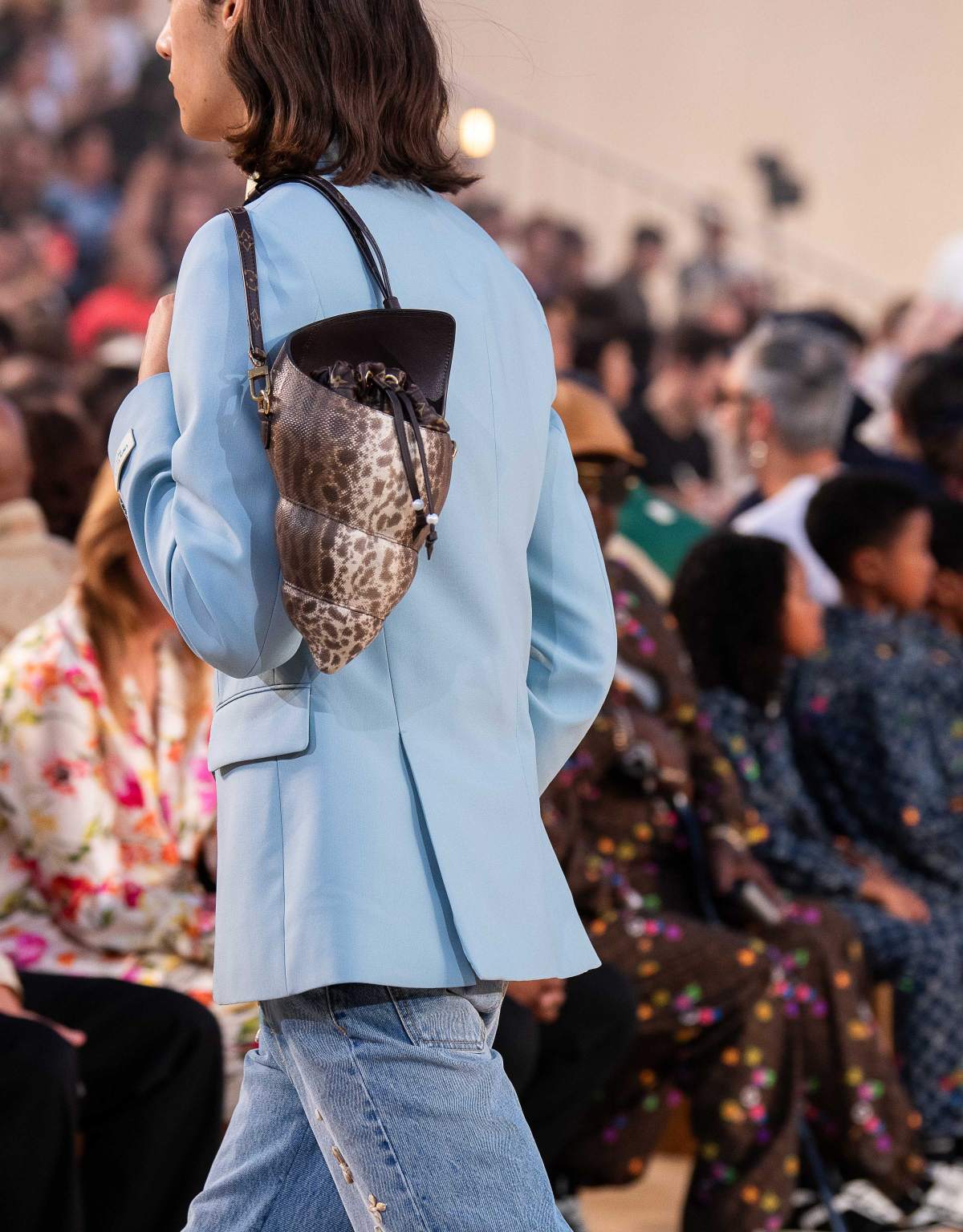 foto com cor. desfile louis vuitton semana de moda masculina de paris - metrópoles