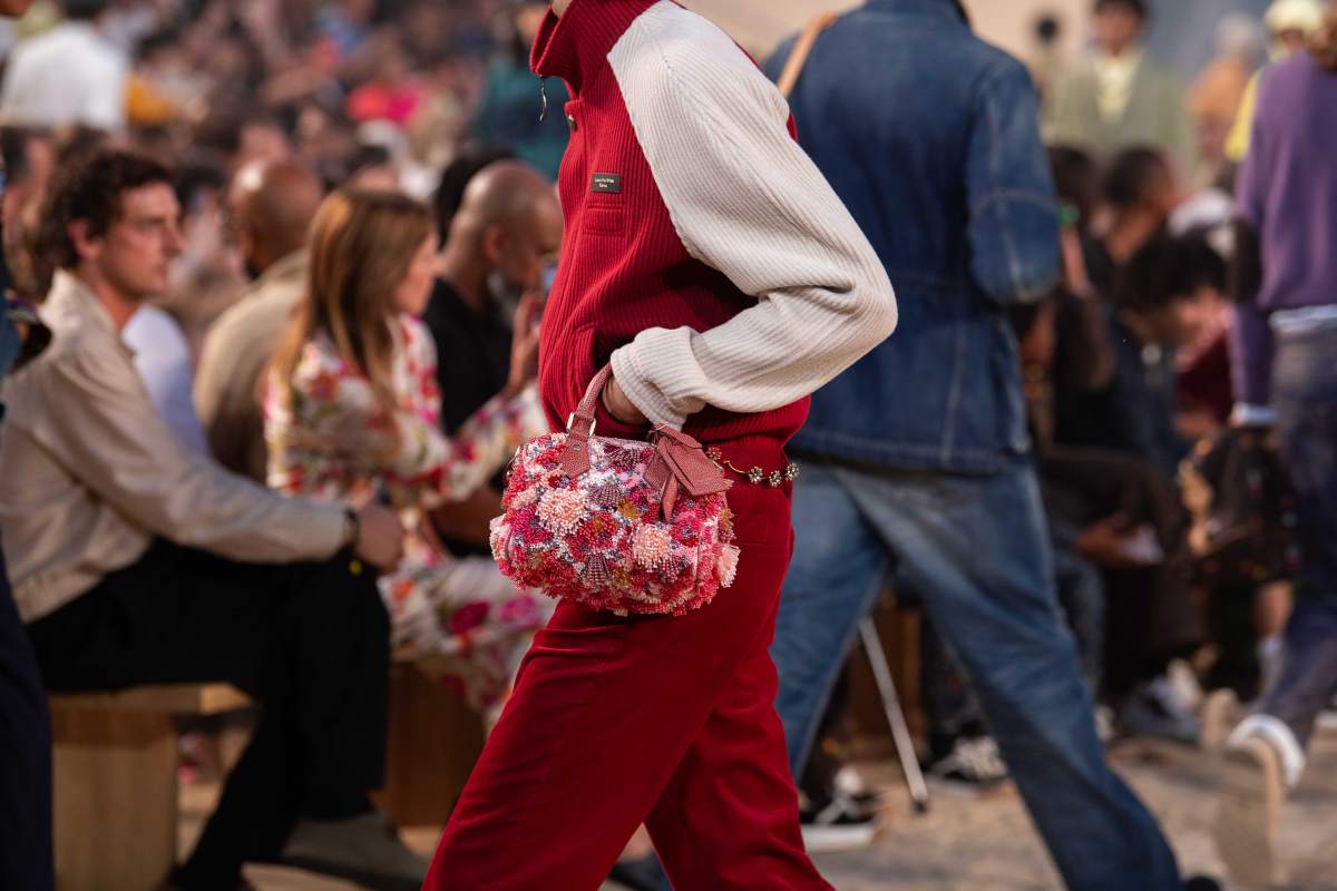 foto com cor. desfile louis vuitton semana de moda masculina de paris - metrópoles