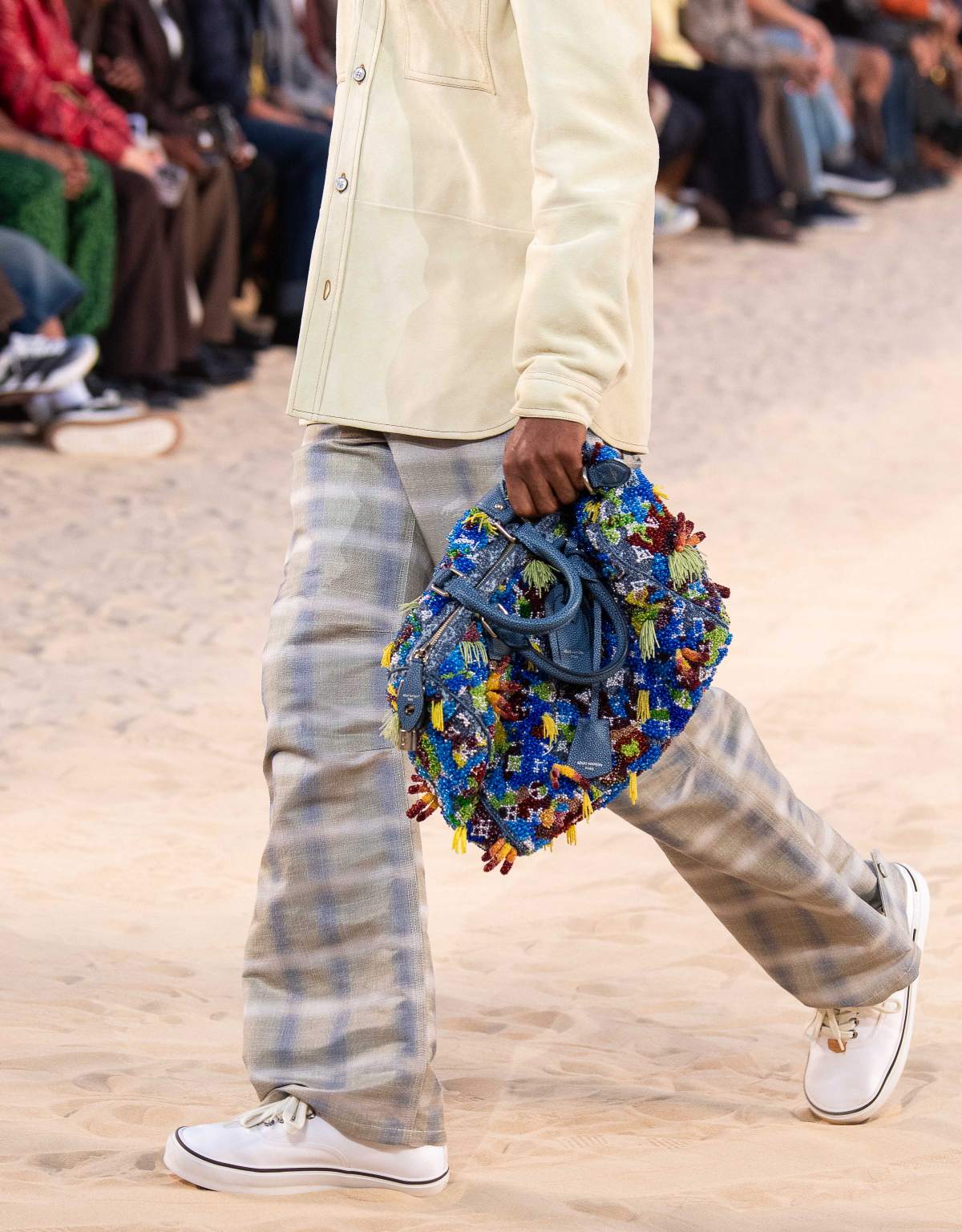 foto com cor. desfile louis vuitton semana de moda masculina de paris - metrópoles