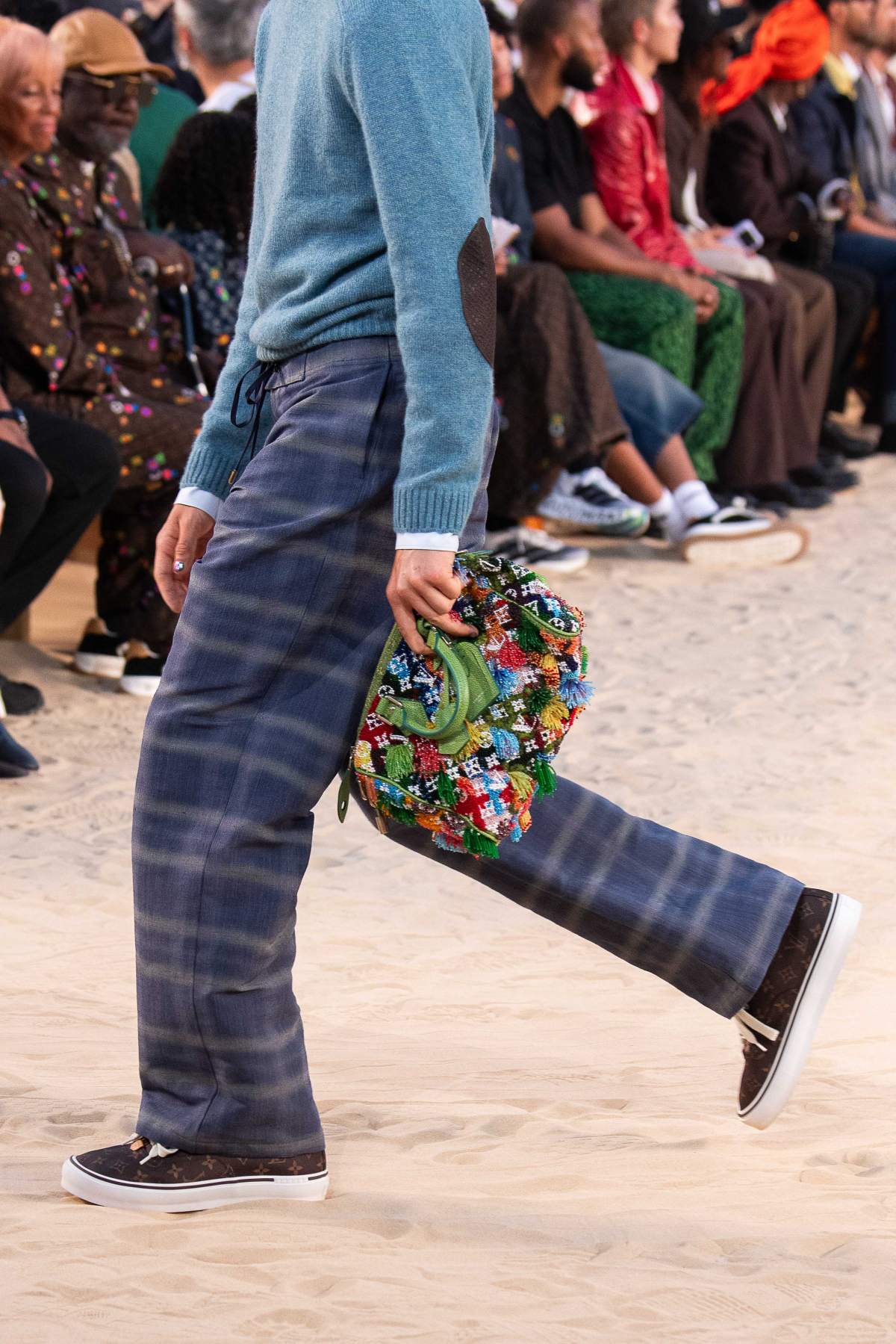 foto com cor. desfile louis vuitton semana de moda masculina de paris - metrópoles