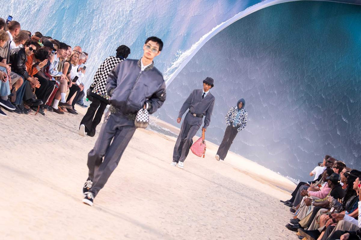 foto com cor. desfile louis vuitton semana de moda masculina de paris - metrópoles