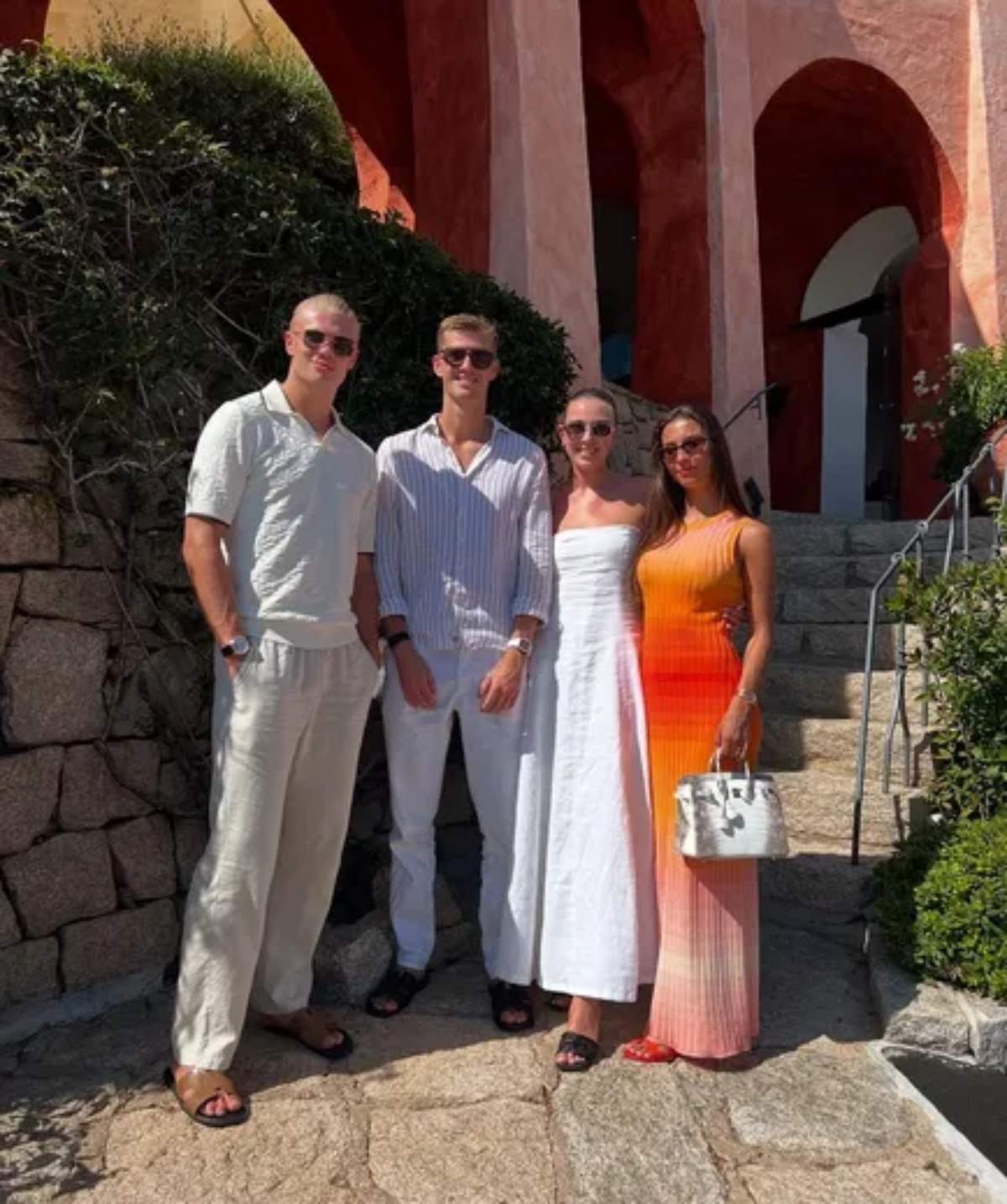 foto com cor. haaland presenteia namorada com bolsa rara da hermès - metrópoles