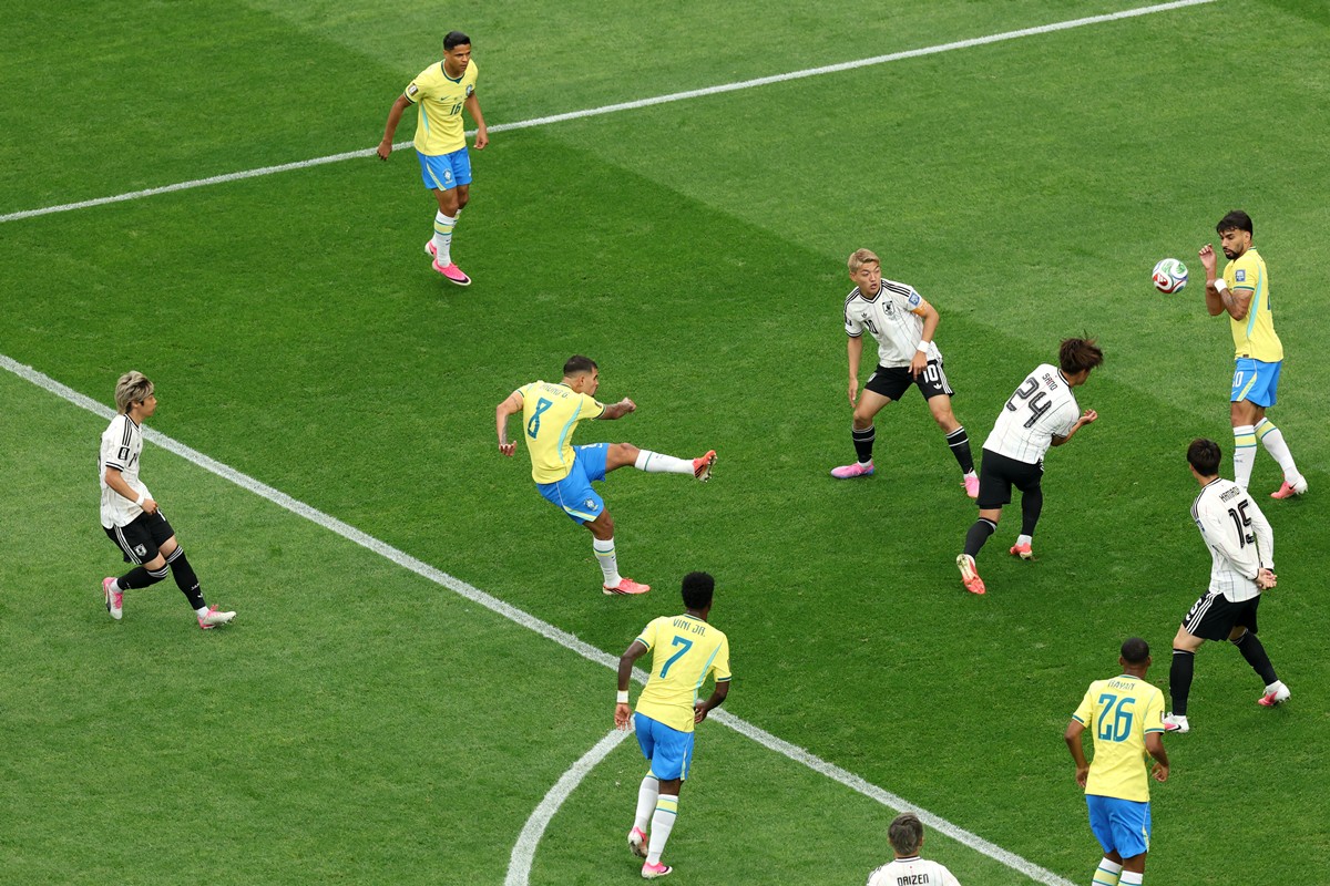 Paquetá é atingido e tomba em campo; torcida reage nas redes