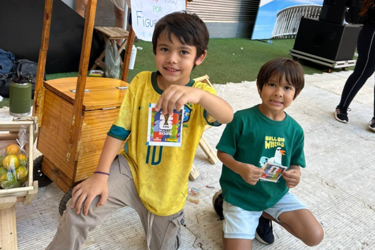 Brasiliense de 4 anos troca frutas e até ovos por figurinhas da Copa
