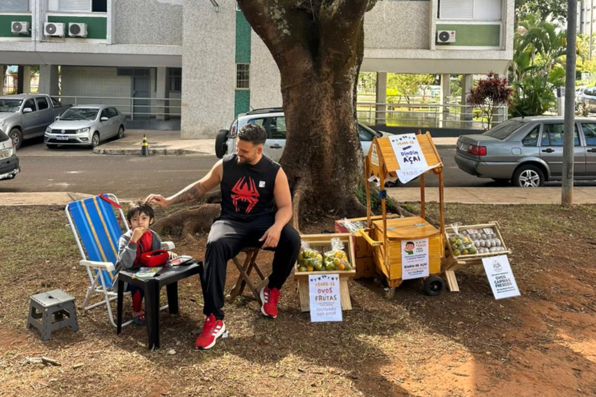 Brasiliense de 4 anos troca frutas e até ovos por figurinhas da Copa