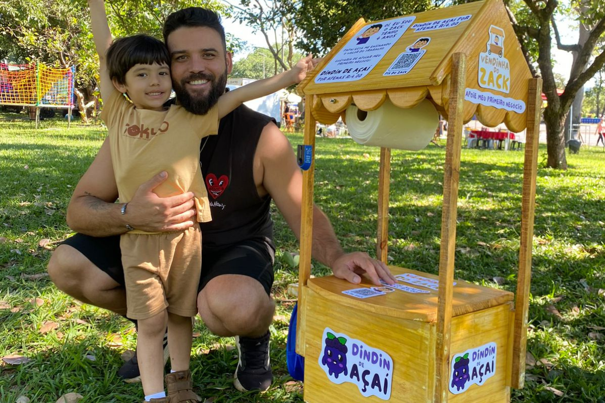 Brasiliense de 4 anos troca frutas e até ovos por figurinhas da Copa