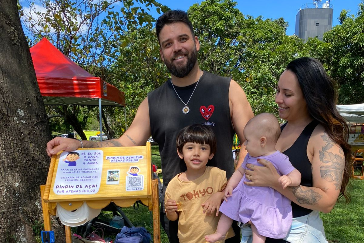Brasiliense de 4 anos troca frutas e até ovos por figurinhas da Copa