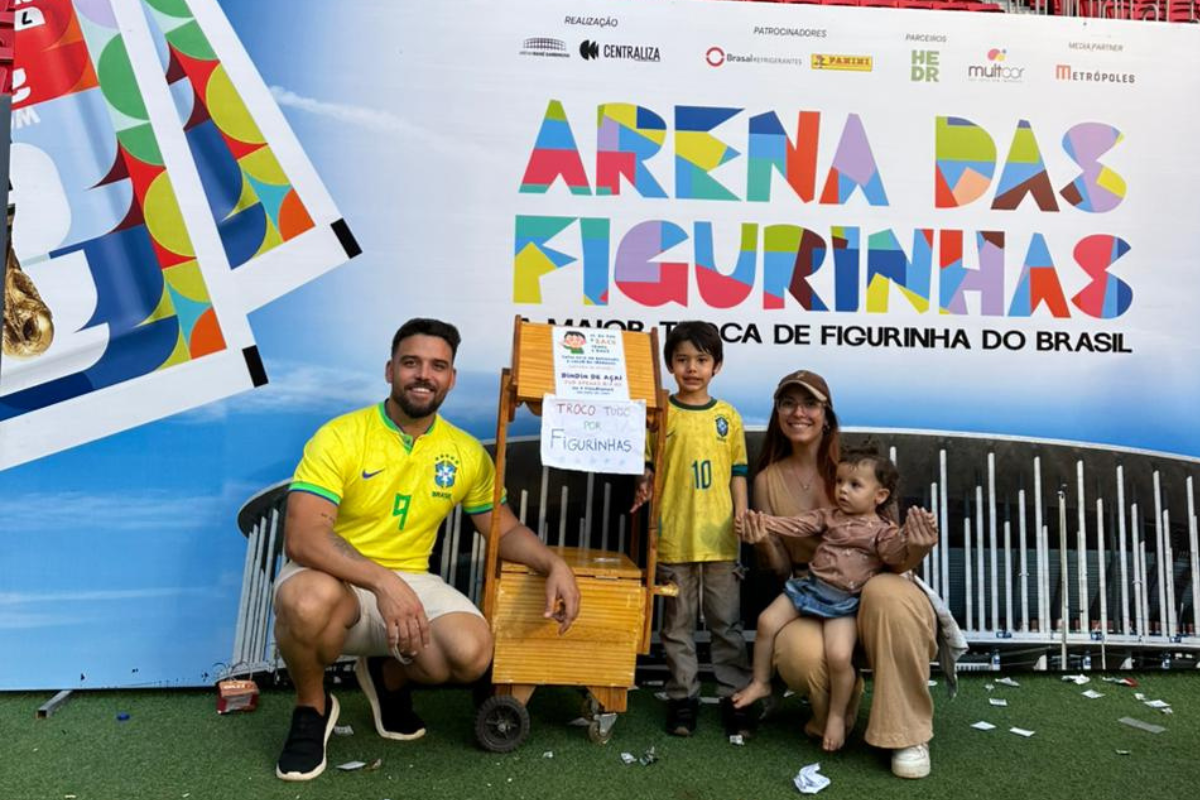 Brasiliense de 4 anos troca frutas e até ovos por figurinhas da Copa