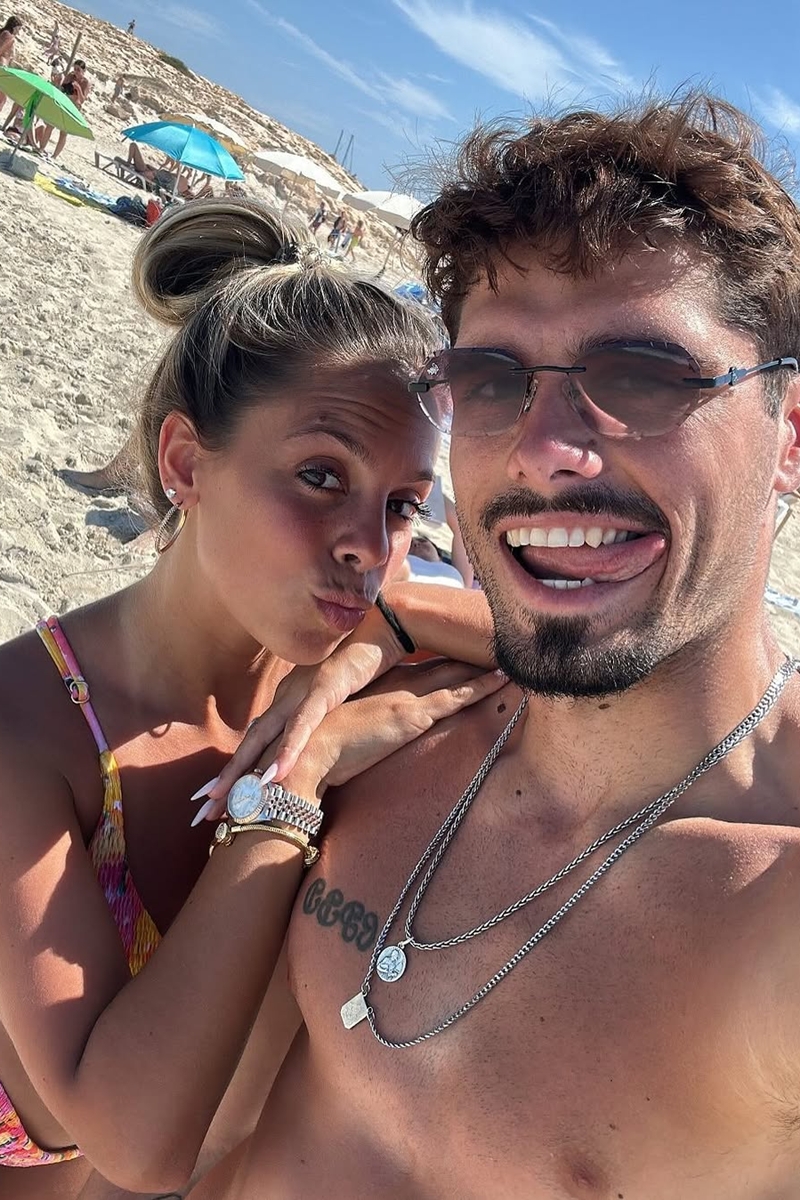 Foto colorida de homem e mulher fazendo uma selfie em uma praia - Metrópoles
