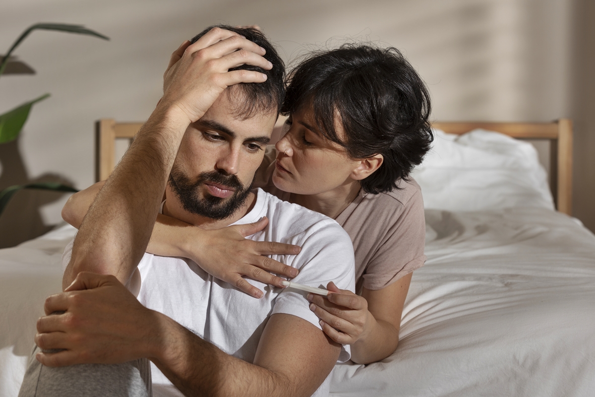 Foto colorida de mulher consolando homem