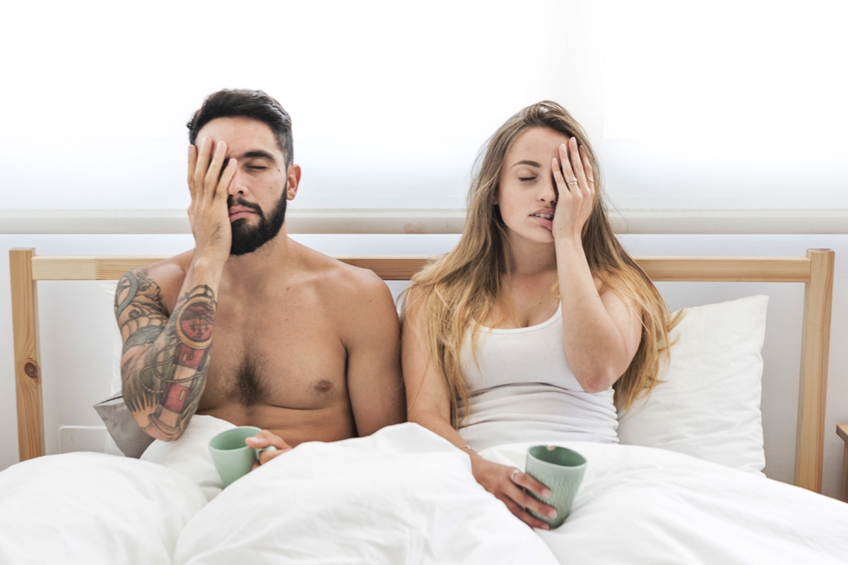 Foto colorida de casal com semblante de irritação
