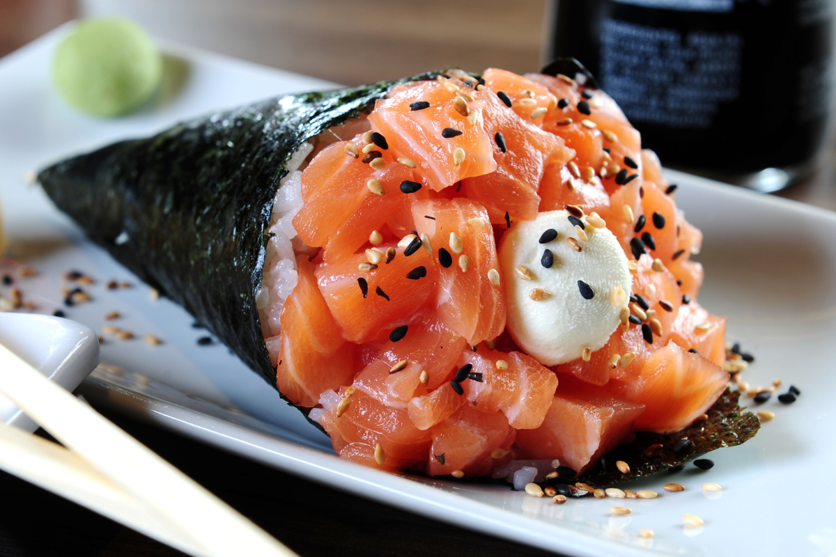 Aprenda a preparar temaki em casa com a chef Rosa Takematsu