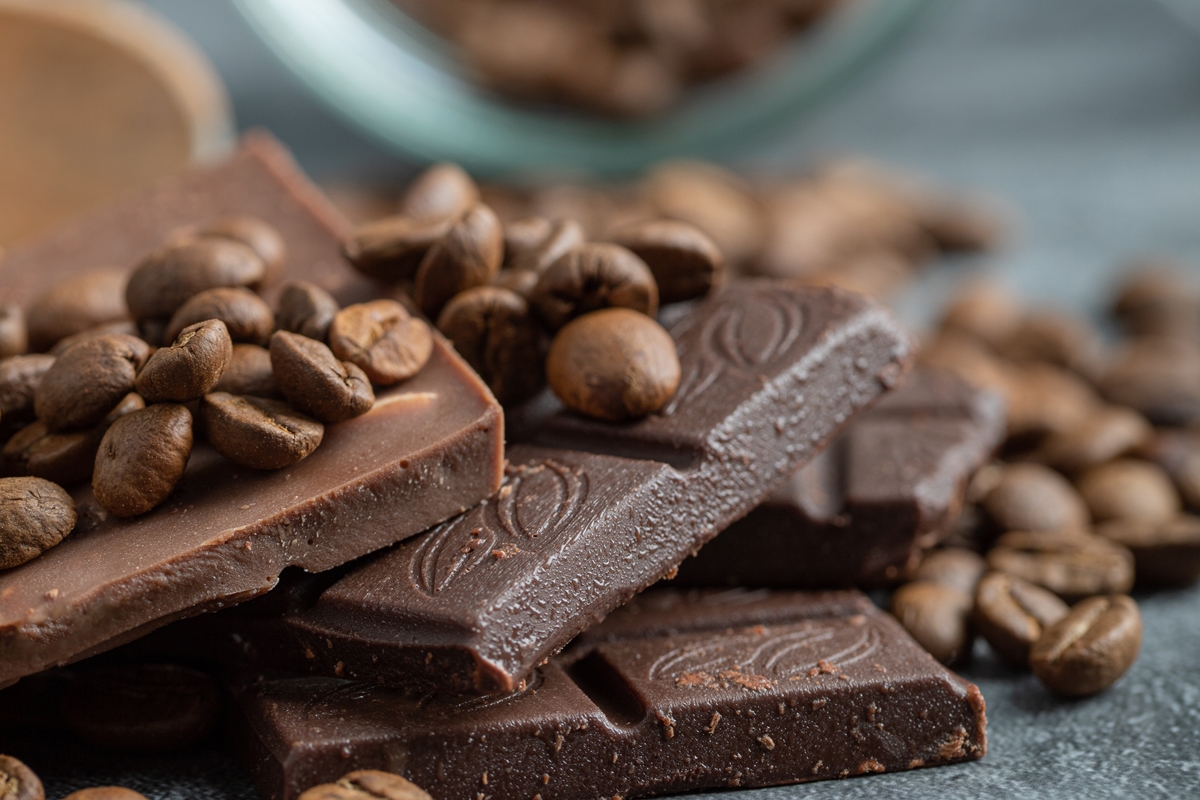 Imagem colorida de tabletes de chocolates com grãos de café - Metrópoels