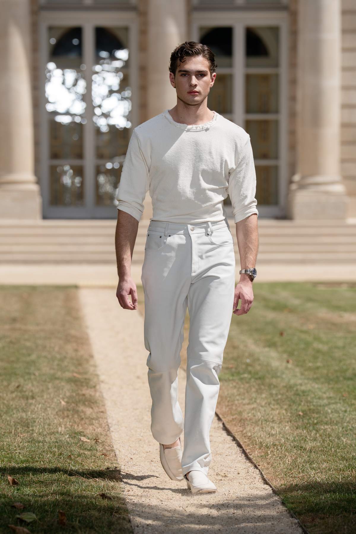 foto com cor. influencer clavicular no paris fashion week - metrópoles