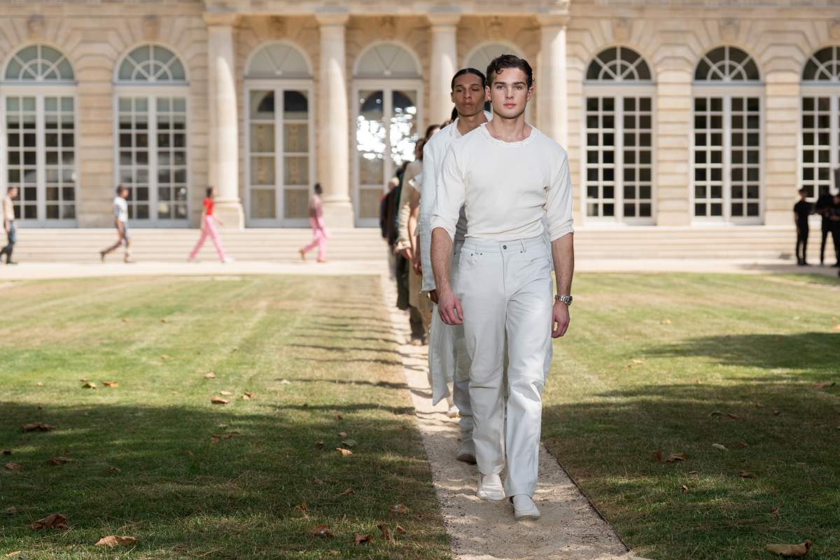 foto com cor. influencer clavicular no paris fashion week - metrópoles
