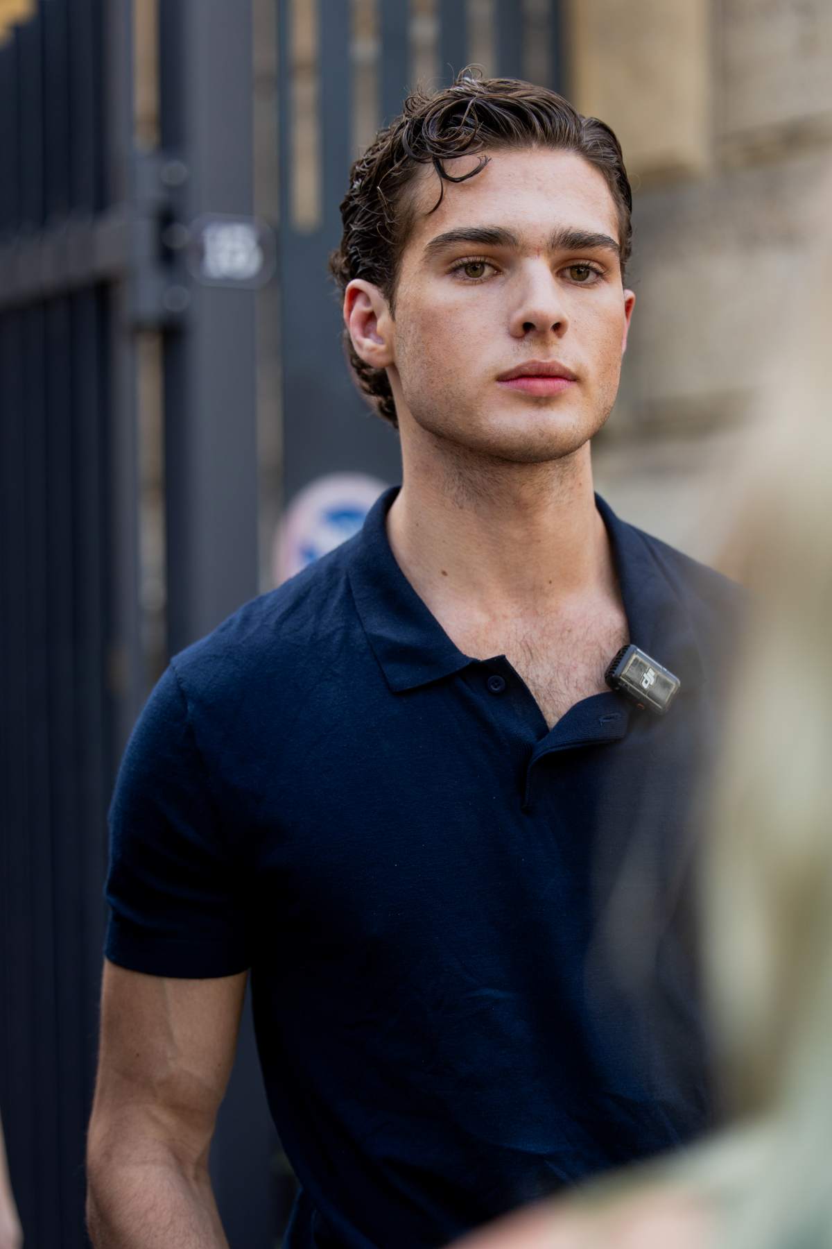 foto com cor. influencer clavicular no paris fashion week - metrópoles