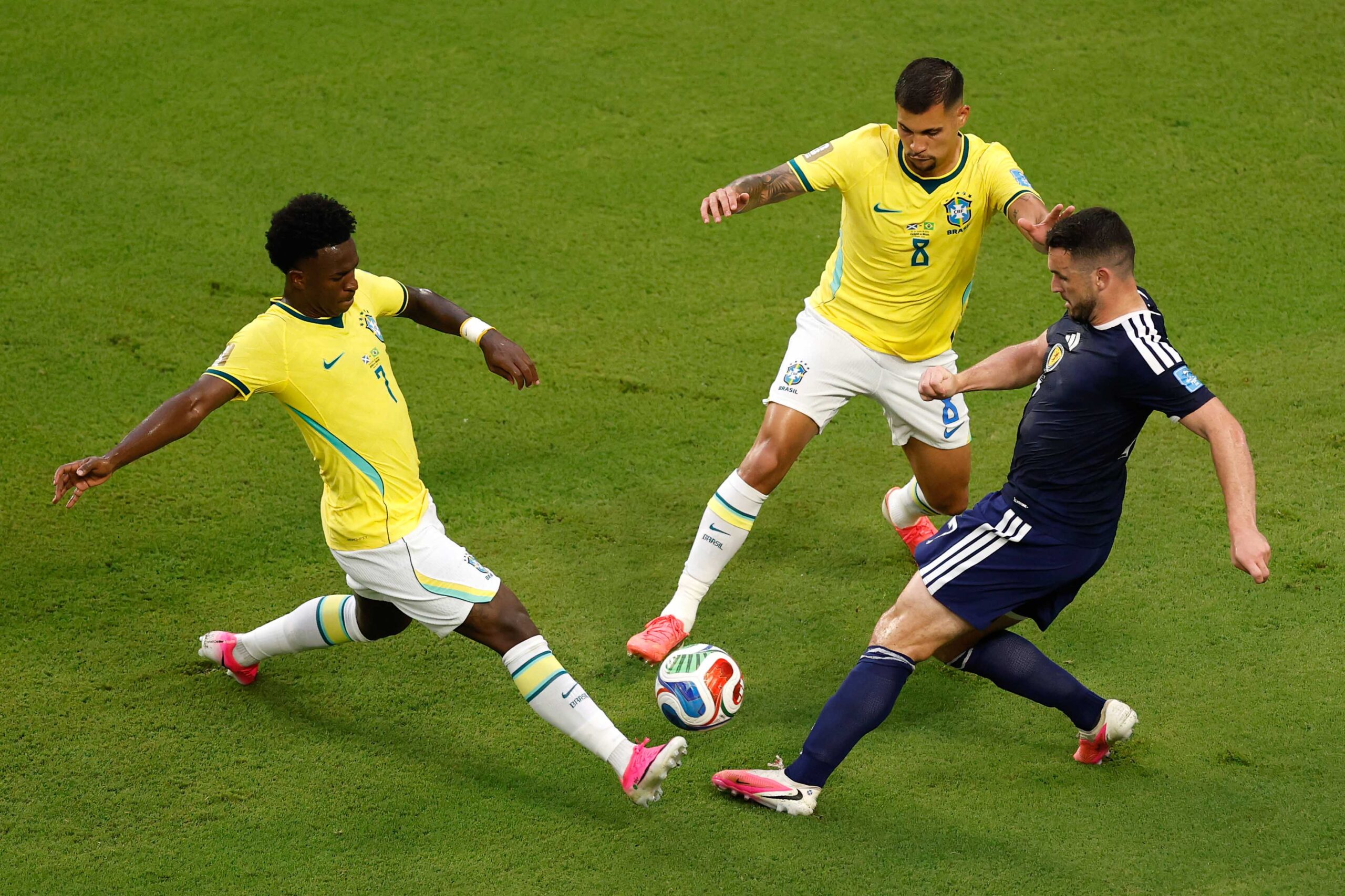 Brasil diante da Escócia na fase de grupos