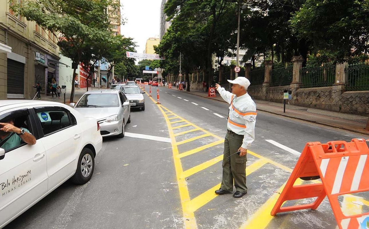 agente BHtrans orientando o trânsito