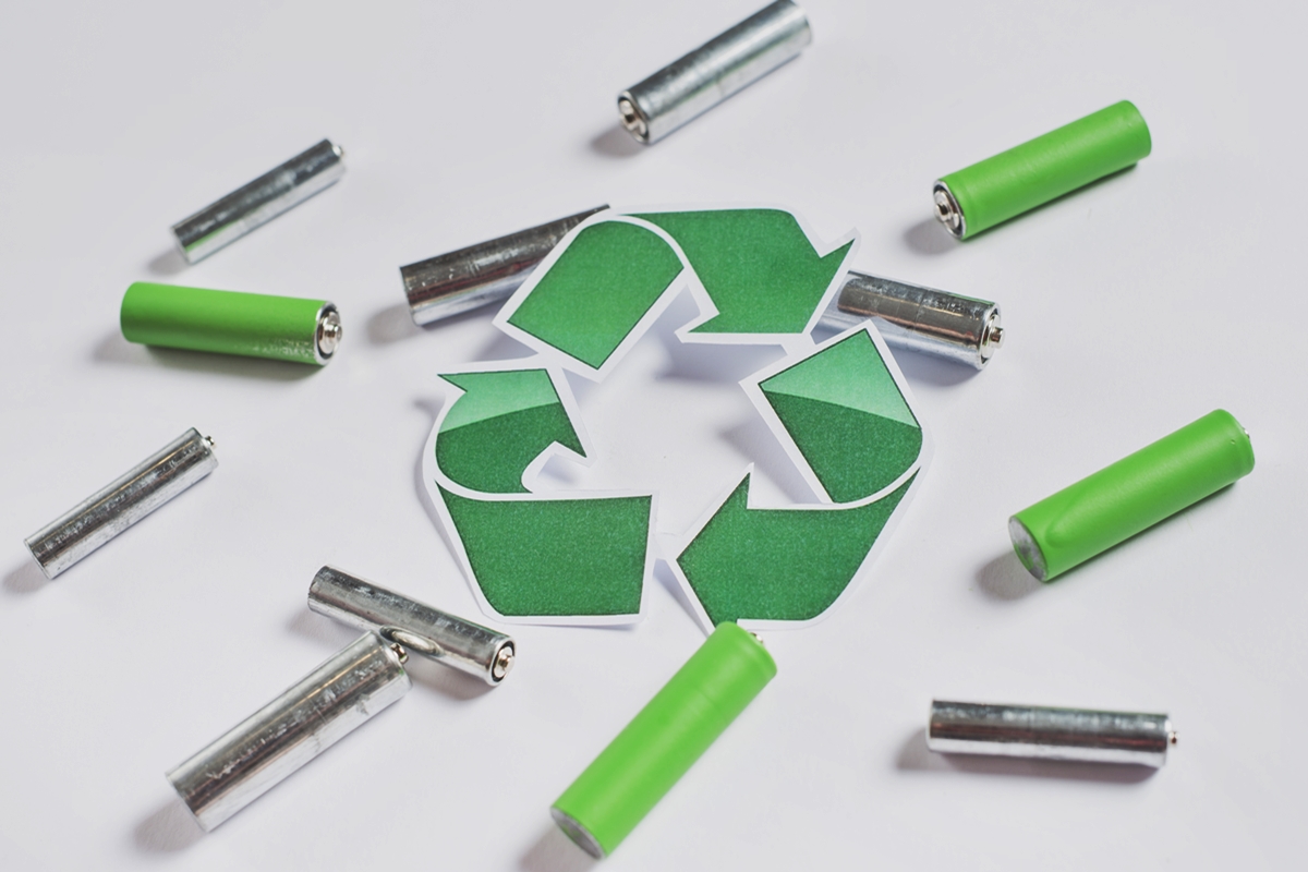 Foto colorida de pilhas com símbolo de descarte de recicláveis