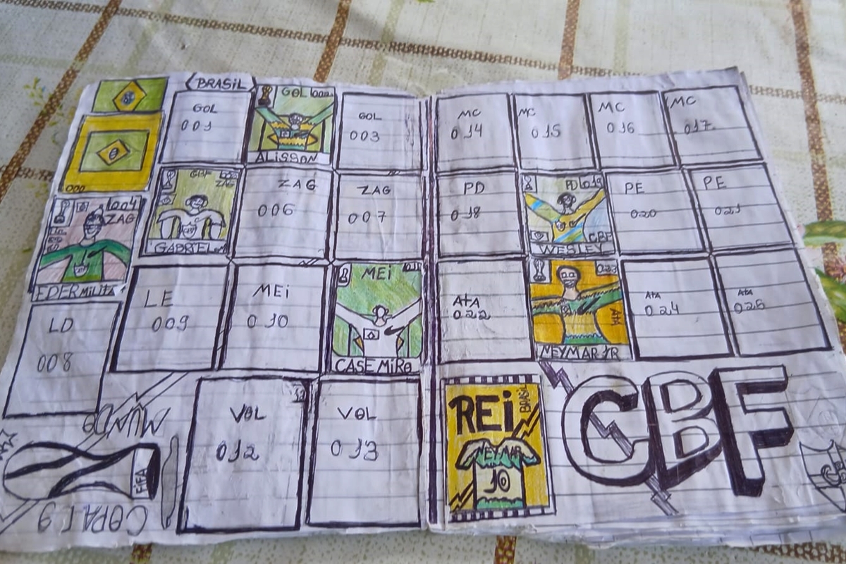 Menino de 11 anos desenha o próprio álbum da Copa no Sertão da PB