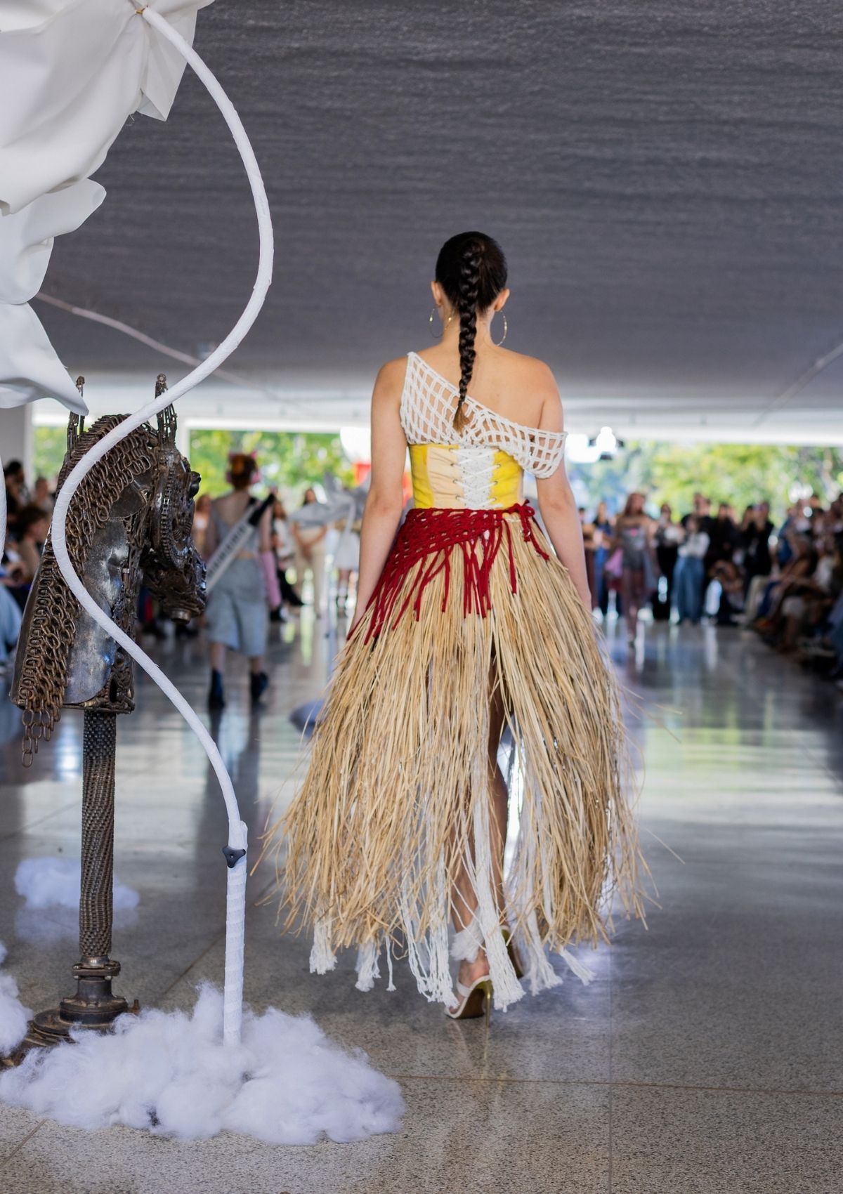 foto com cor. desfile alunos iesb - metrópoles