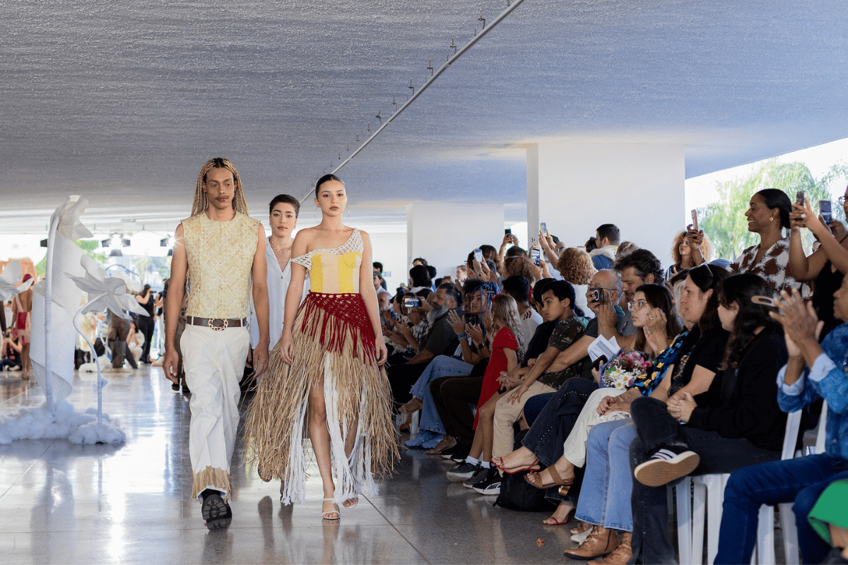 foto com cor. desfile alunos iesb - metrópoles