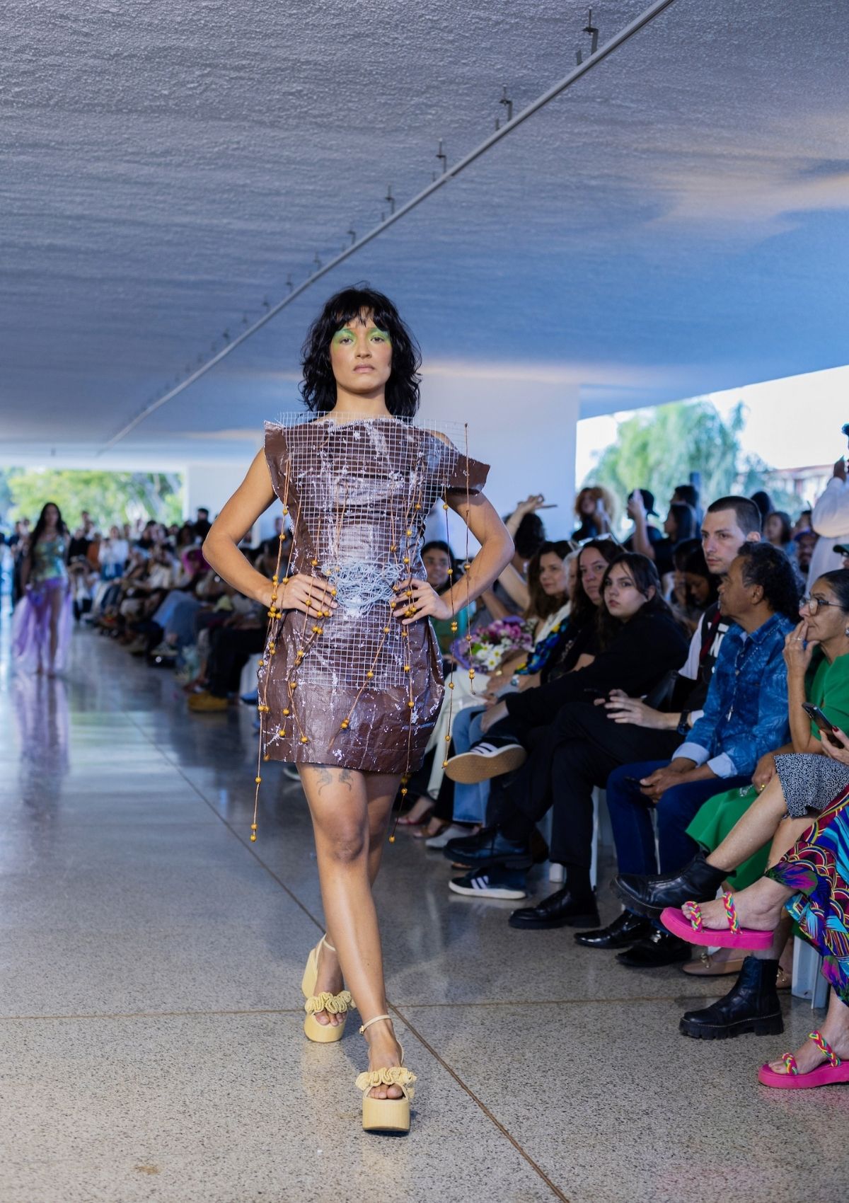 foto com cor. desfile alunos iesb - metrópoles