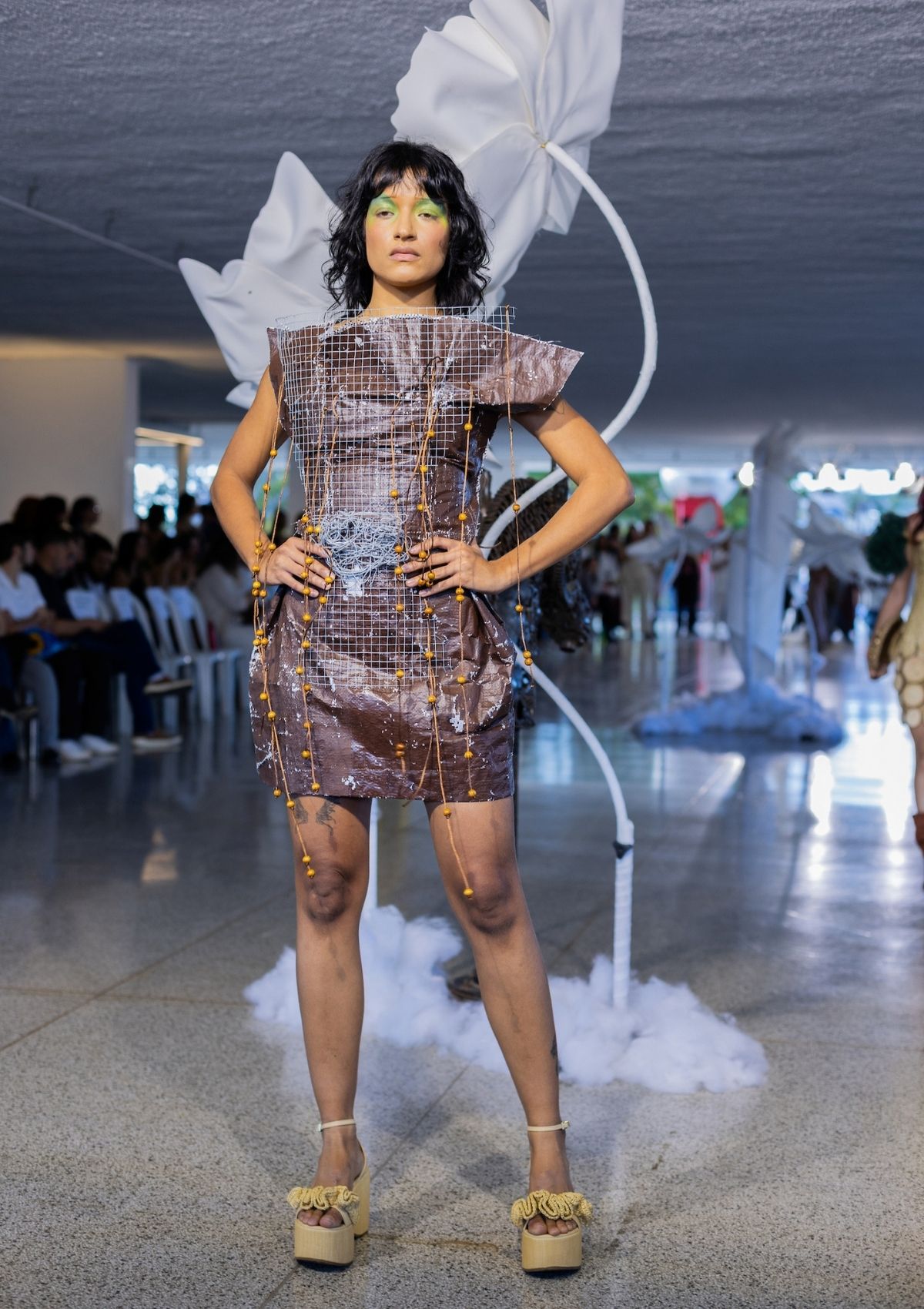 foto com cor. desfile alunos iesb - metrópoles