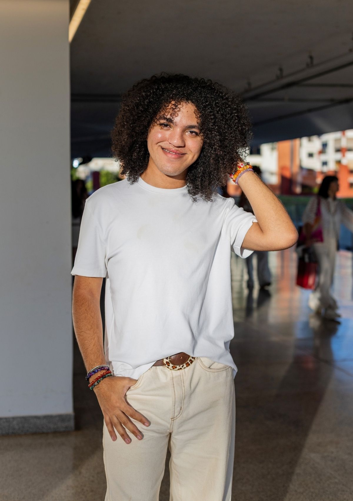 foto com cor. desfile alunos iesb - metrópoles