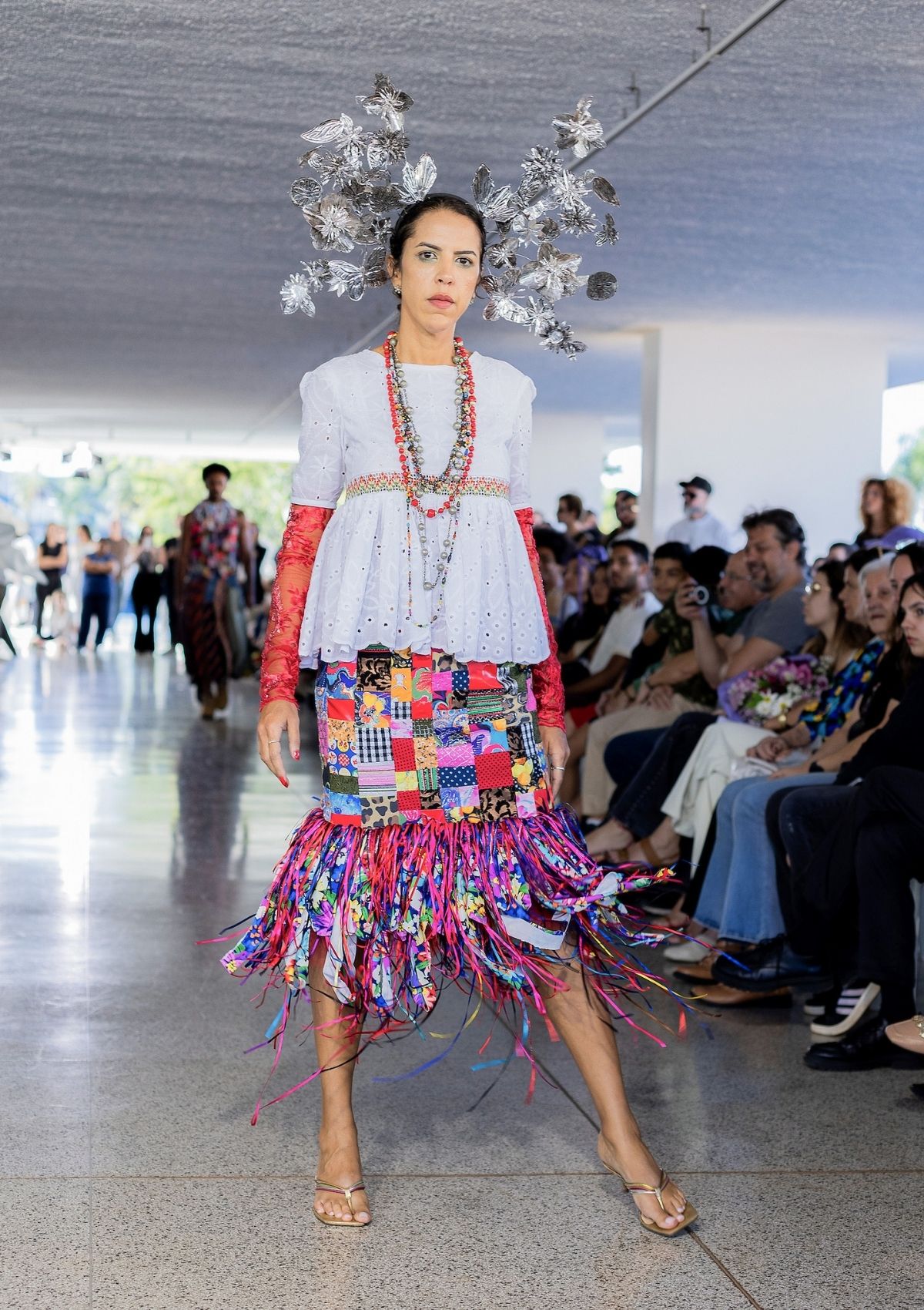 foto com cor. desfile alunos iesb - metrópoles