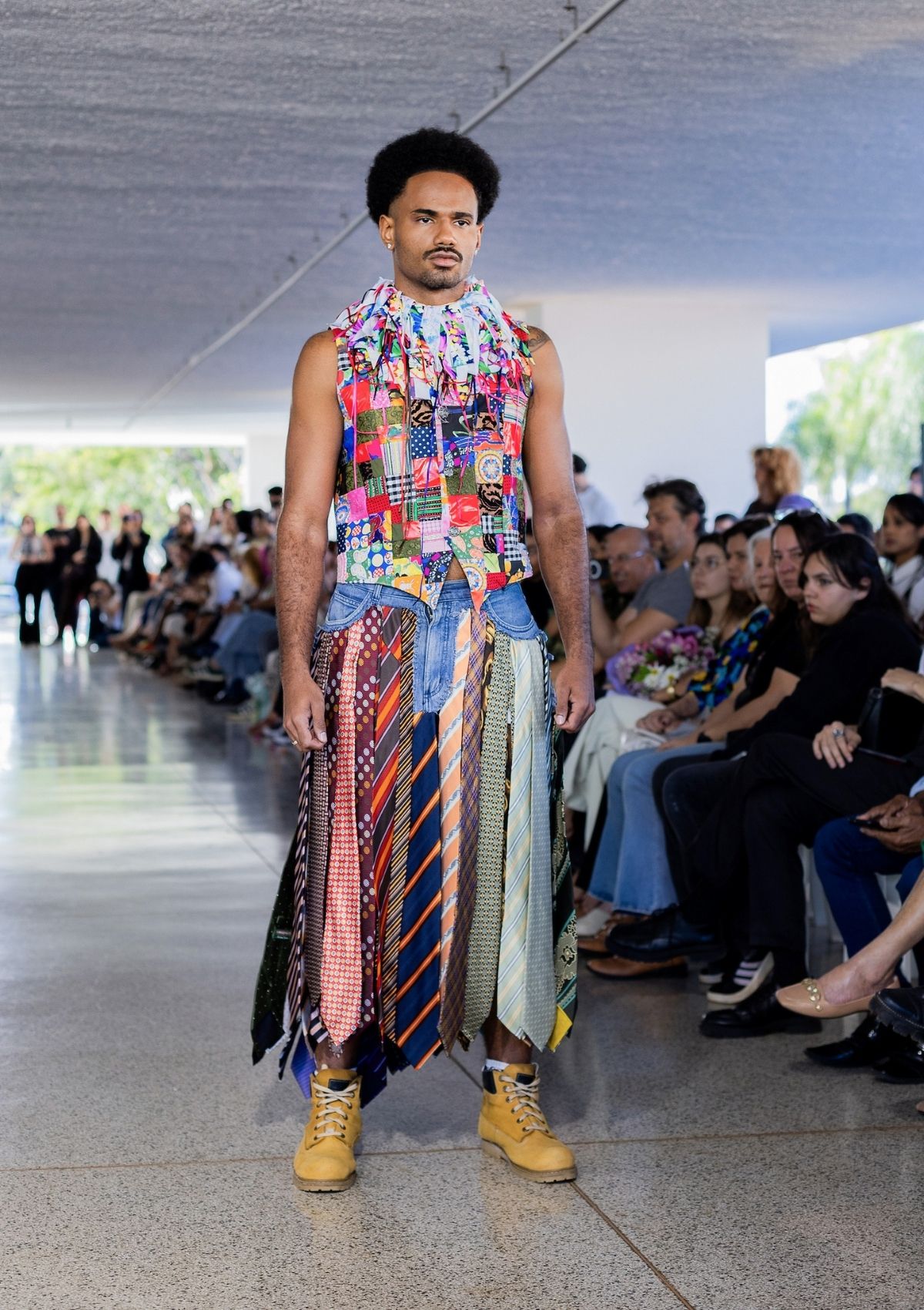 foto com cor. desfile alunos iesb - metrópoles