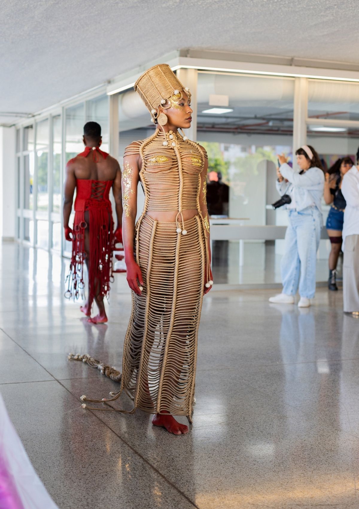 foto com cor. desfile alunos iesb - metrópoles